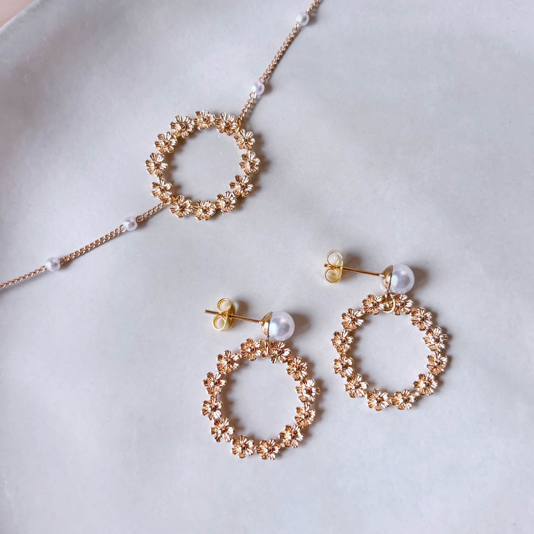 Détail du bracelet avec couronne florale, création artisanale unique.