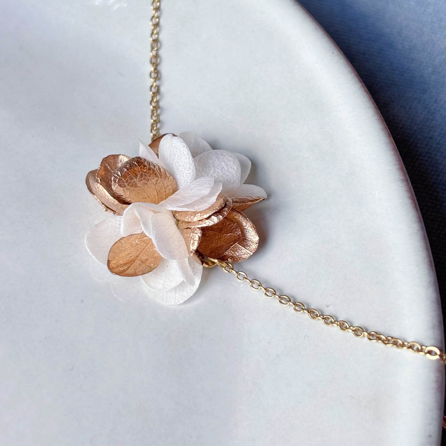 Bracelet mariage élégant et artisanal, fleurs d’hortensia stabilisées.