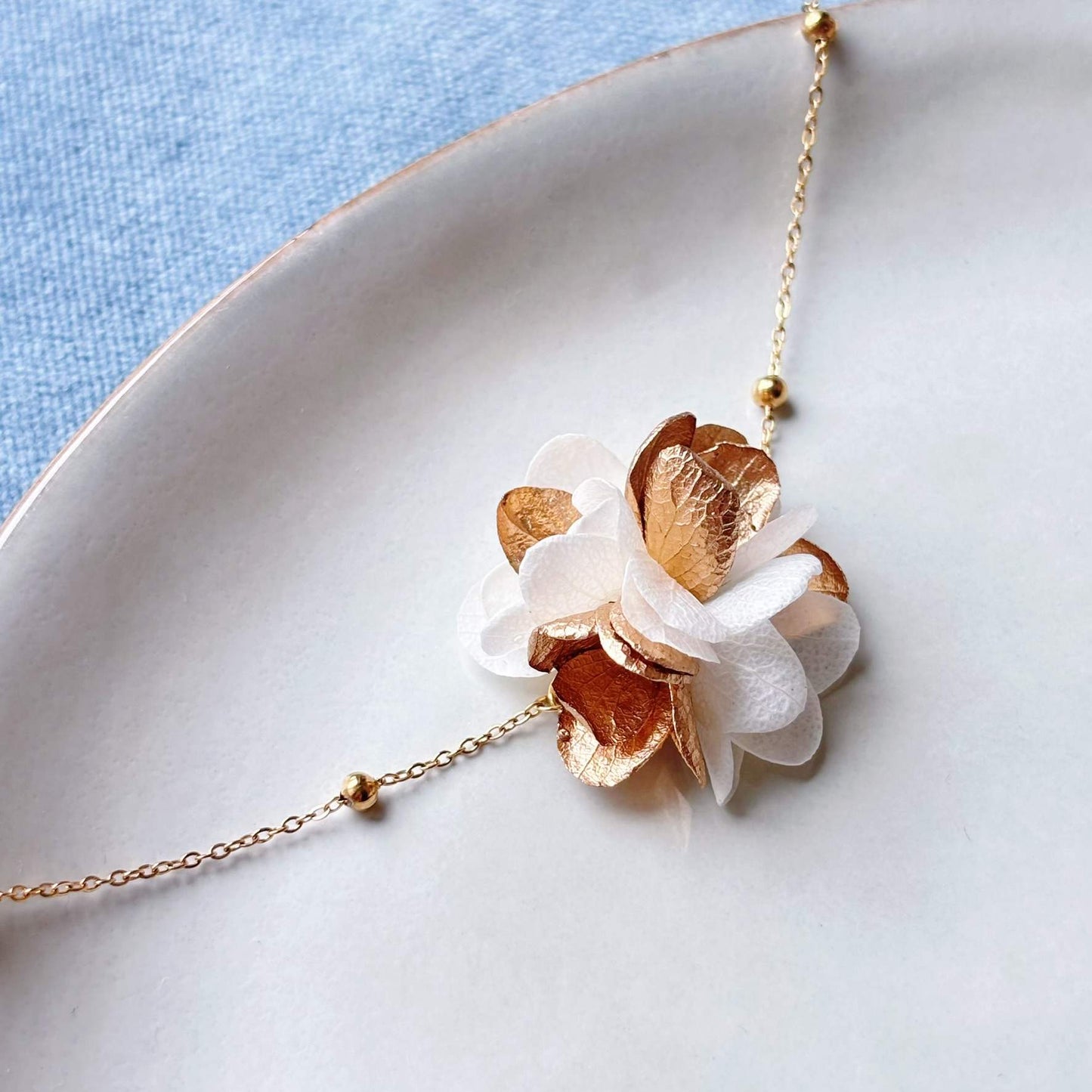 Parure de bijoux de mariage en doré et blanc pour mariée, style bohème chic et raffiné.