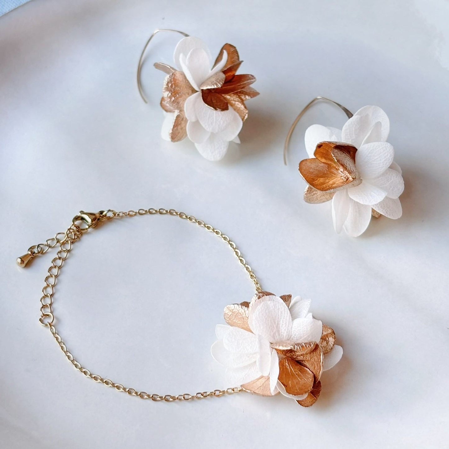 Accessoire de mariage poétique, bijou floral en fleurs stabilisées.