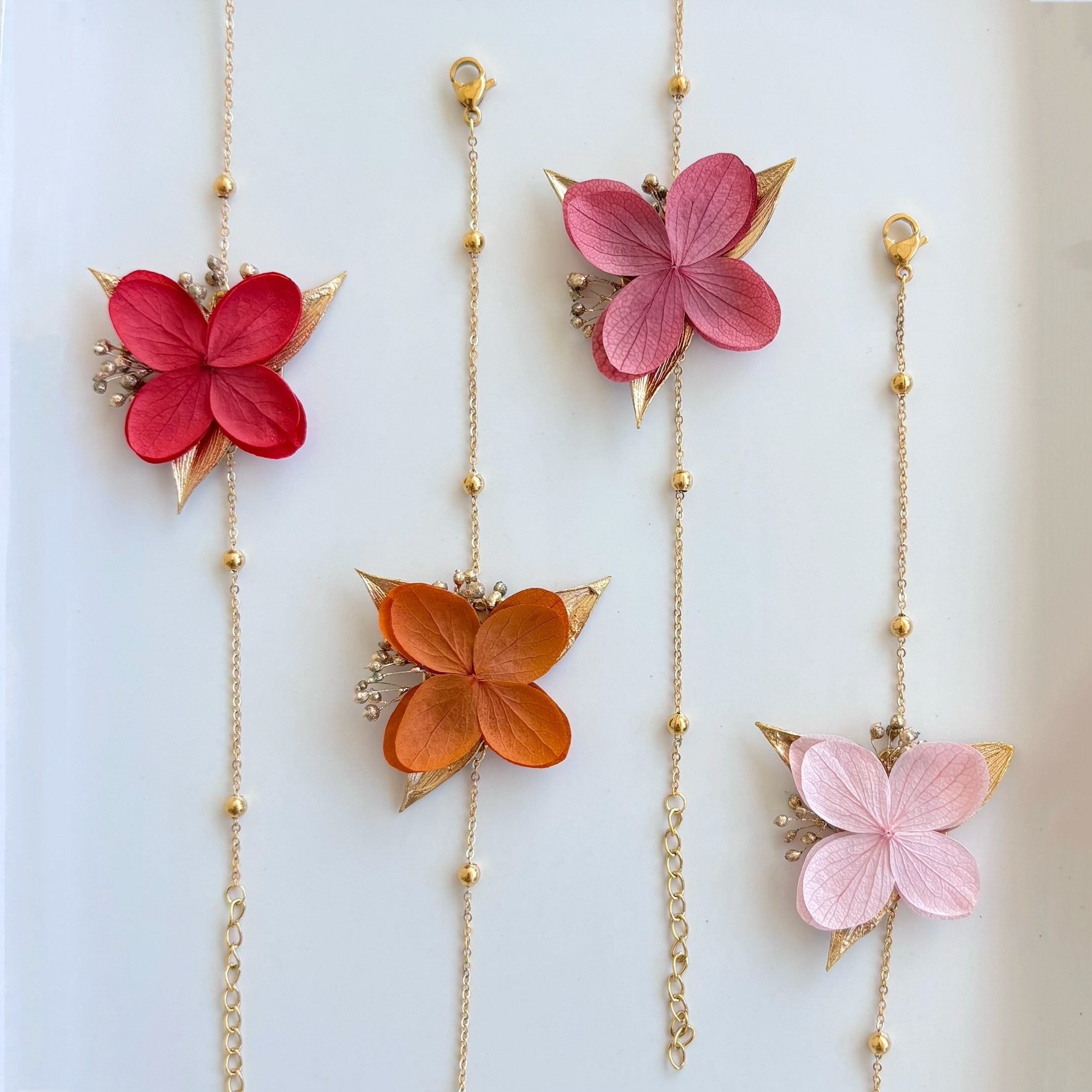 Création artisanale en fleurs d’hortensia, boucles d’oreilles terracotta pour mariée élégante.