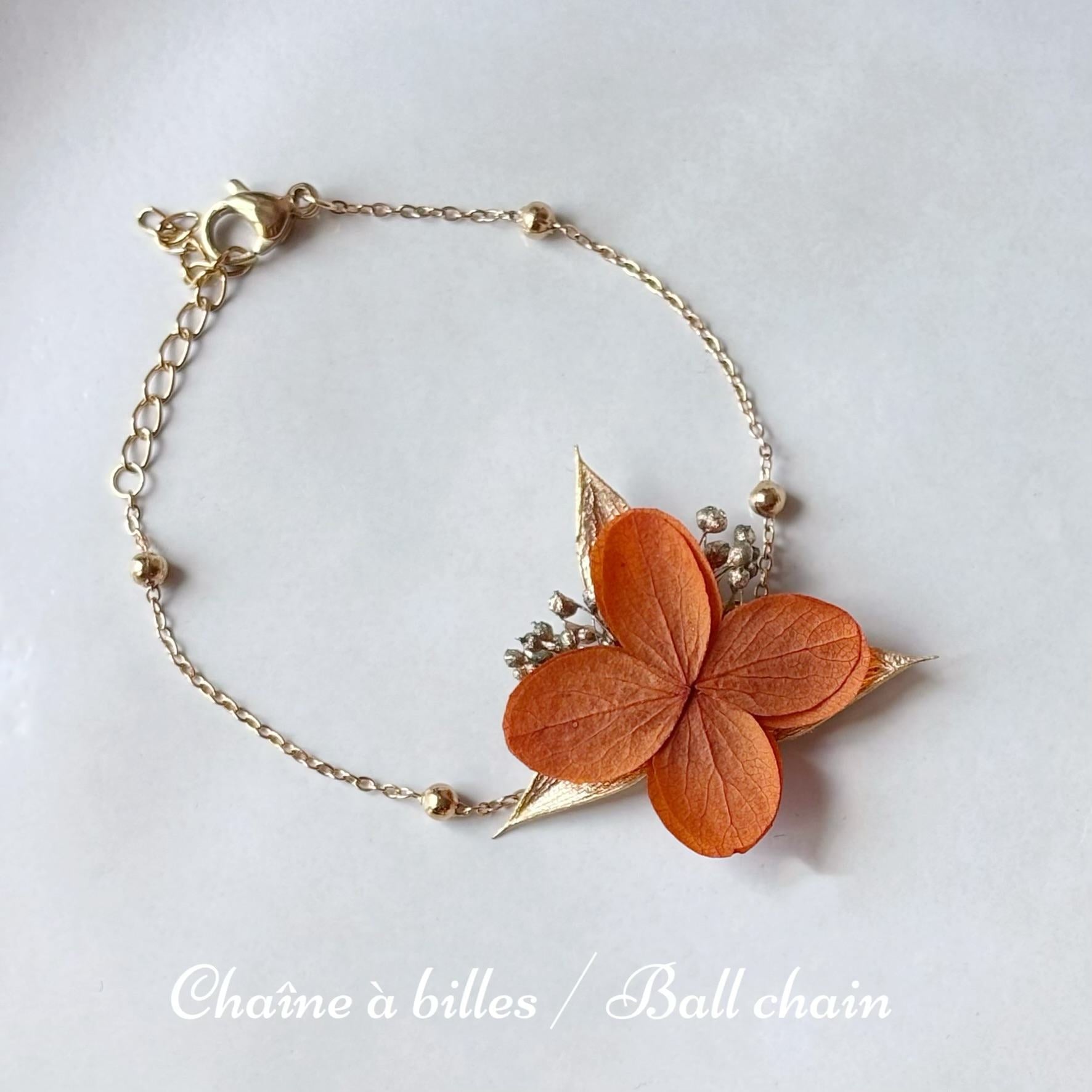 Bracelet mariage original, en fleurs d'hortensias stabilisés colorés en  terracotta et feuillage doré, cadeau parfait pour témoin ou proche
