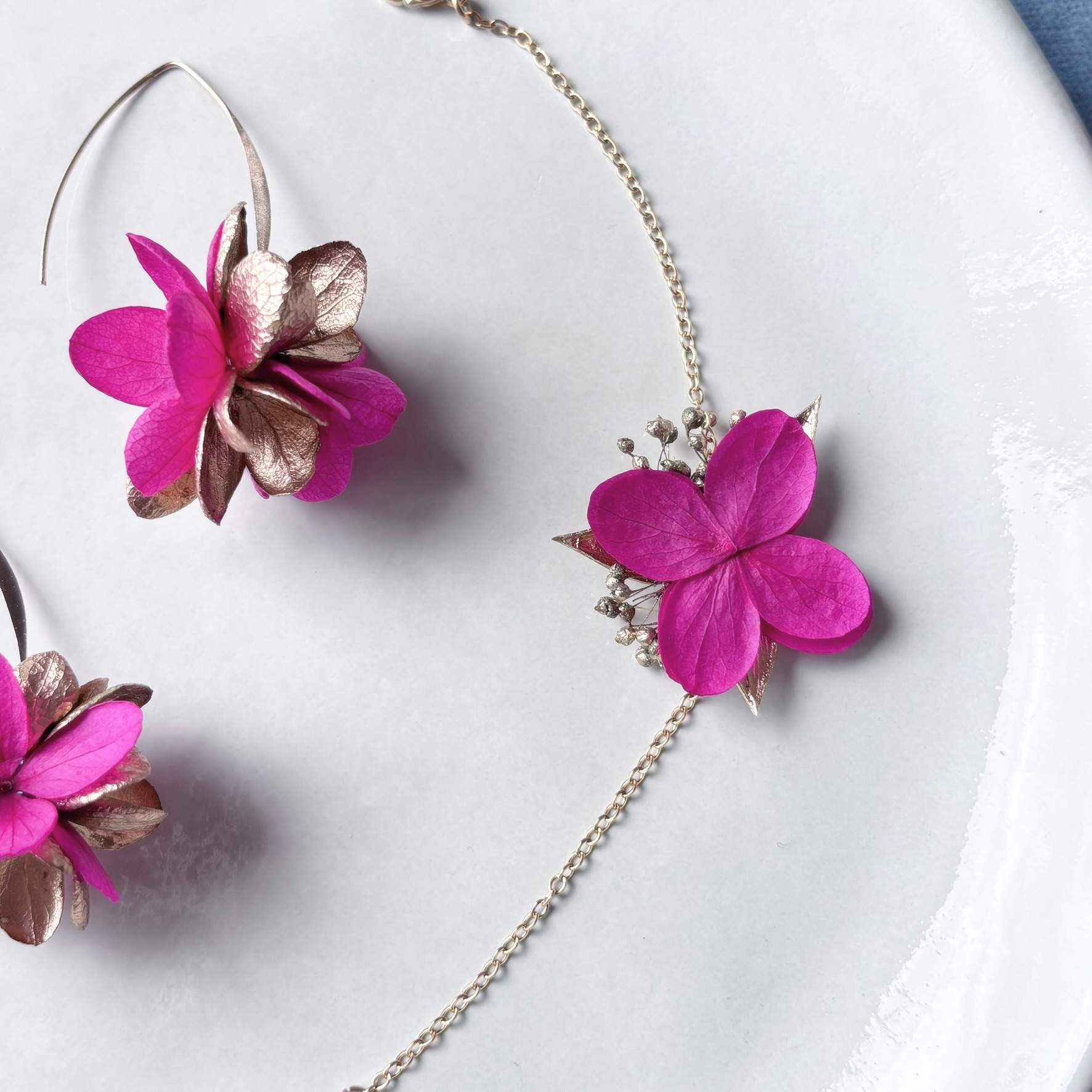 Bracelet floral pour mariage, hortensias stabilisés rose fuchsia et feuillage doré, une création bohème chic unique. Idéal comme cadeau raffiné pour une proche ou une témoin.