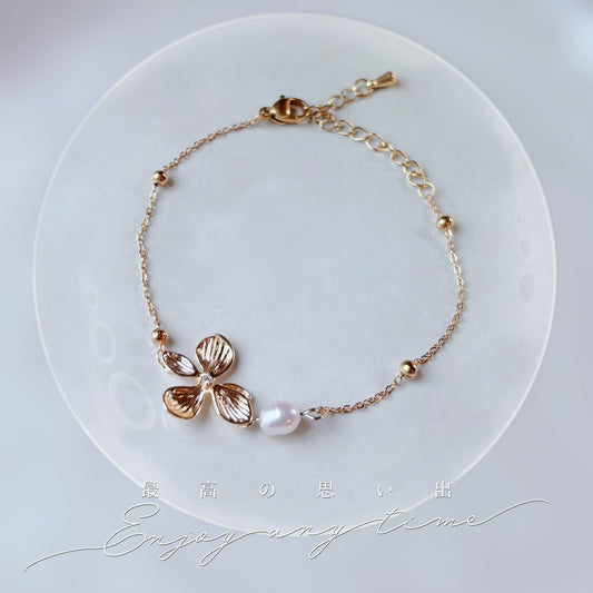 Bijou fleuri Hana & Alice, bracelet fait main avec perle et fleur dorée.