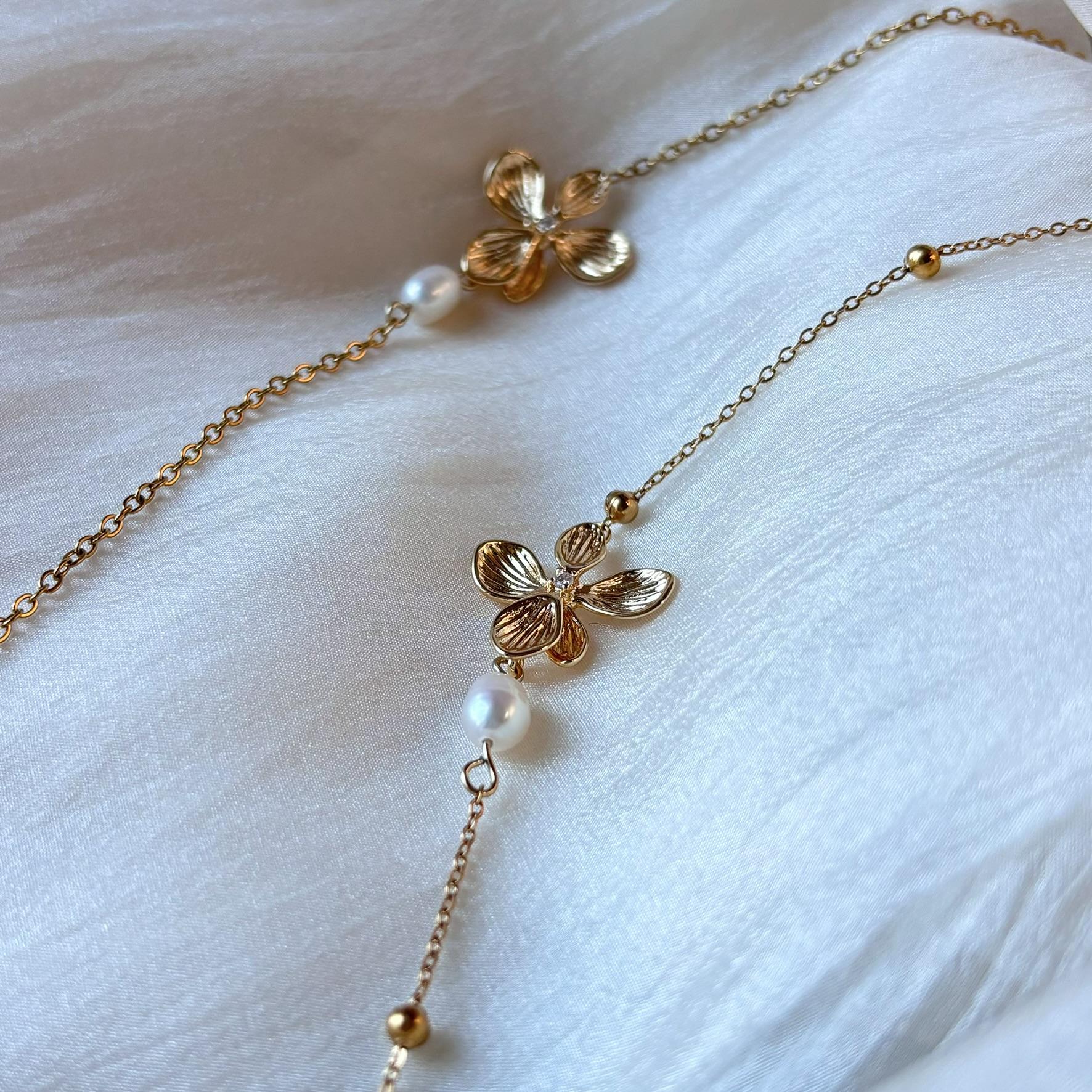 Bracelet poétique Hana & Alice avec fleur dorée et perle blanche naturelle.