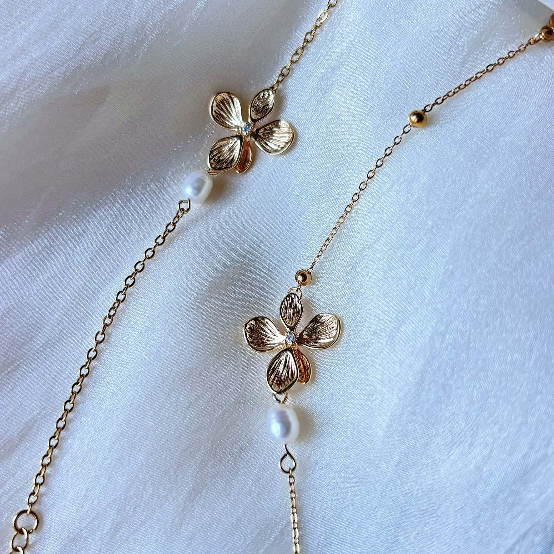 Bracelet poétique Hana & Alice avec fleur dorée et perle blanche naturelle.