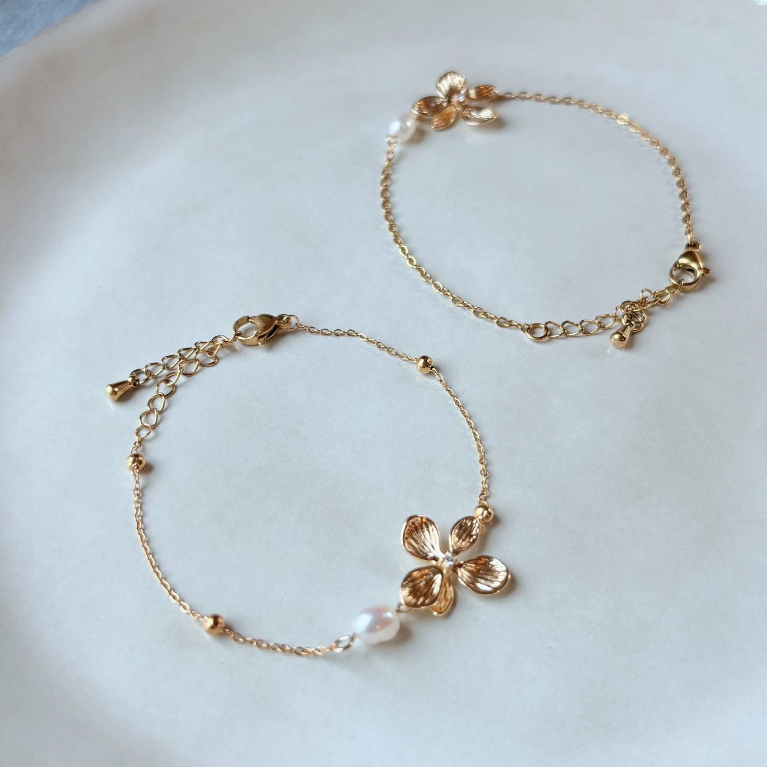 Bracelet fleuri doré pour femme, accessoire de mariage printanier et lumineux.