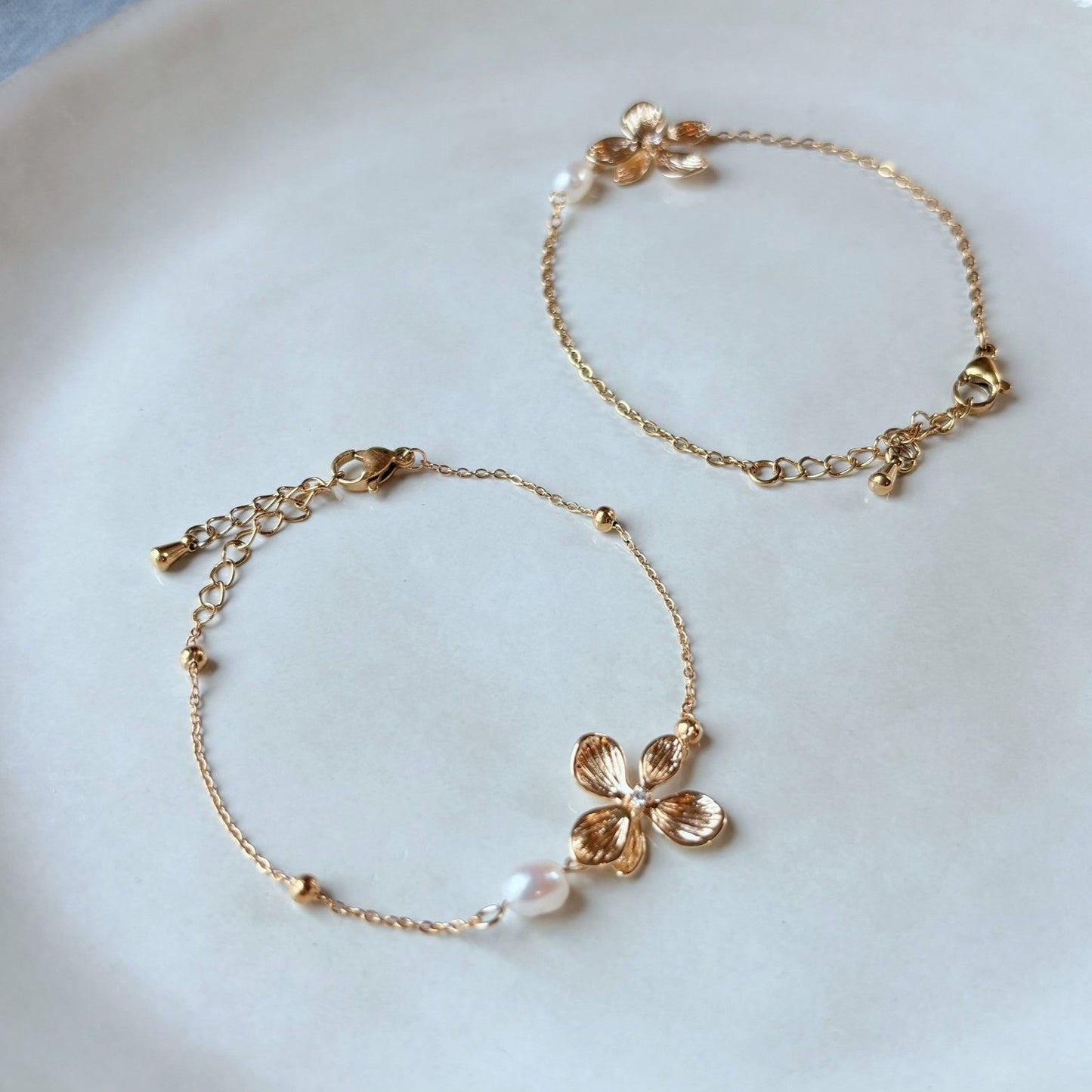 Collier de dos fleur dorée pour mariée, bijou délicat en perles naturelles.