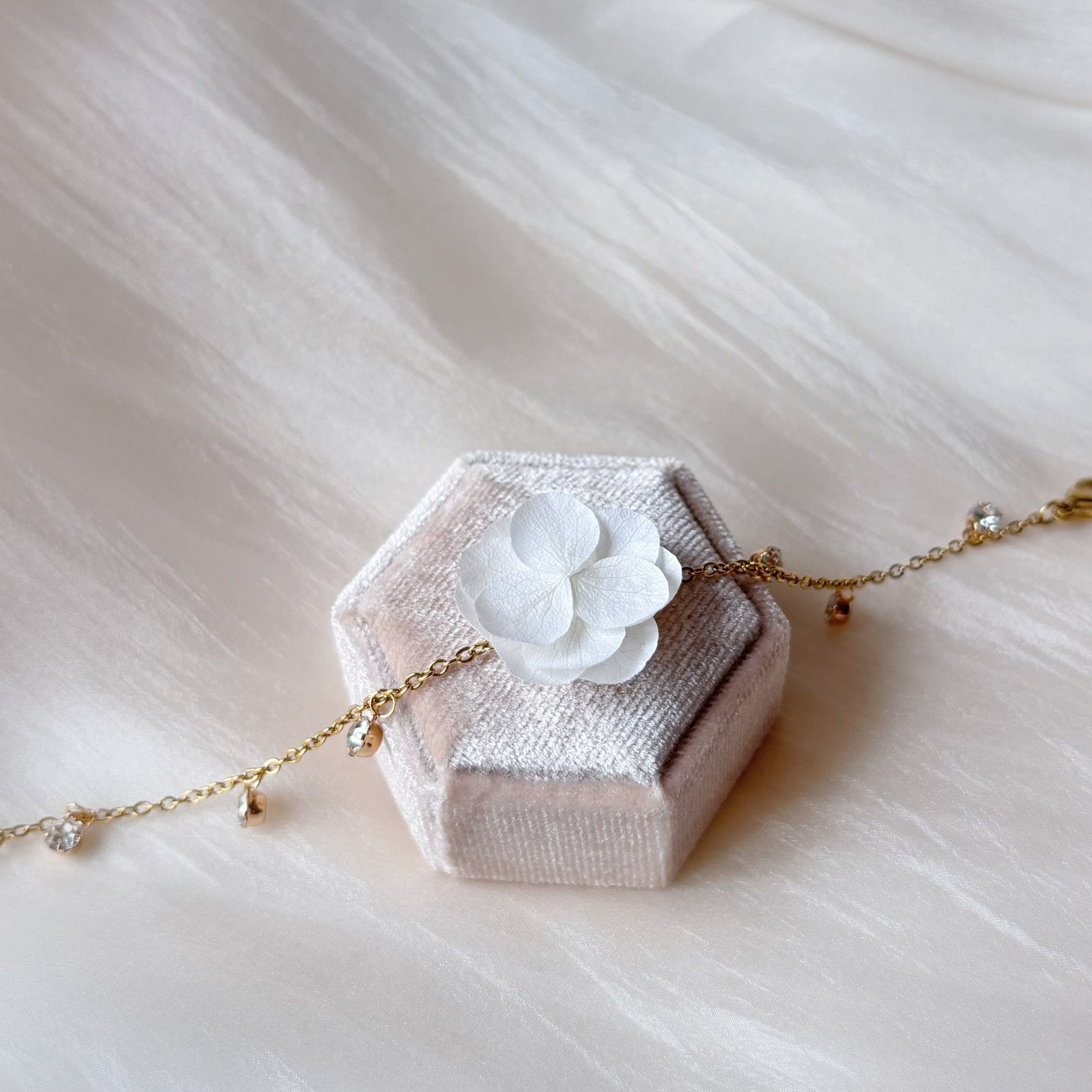 Bracelet de mariée fleurs fait main, orné de strass et perles délicates