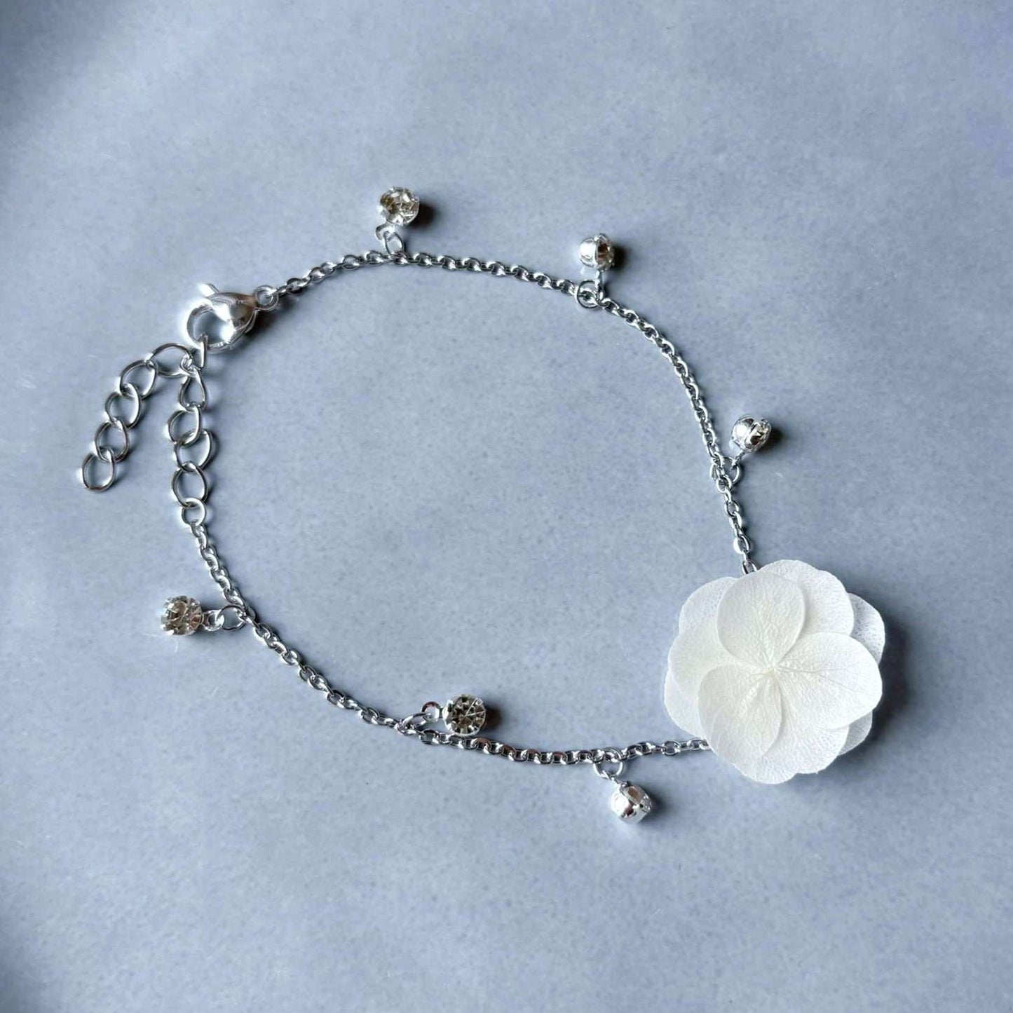 Bracelet mariage fleur romantique avec pétales stabilisés et perles fines