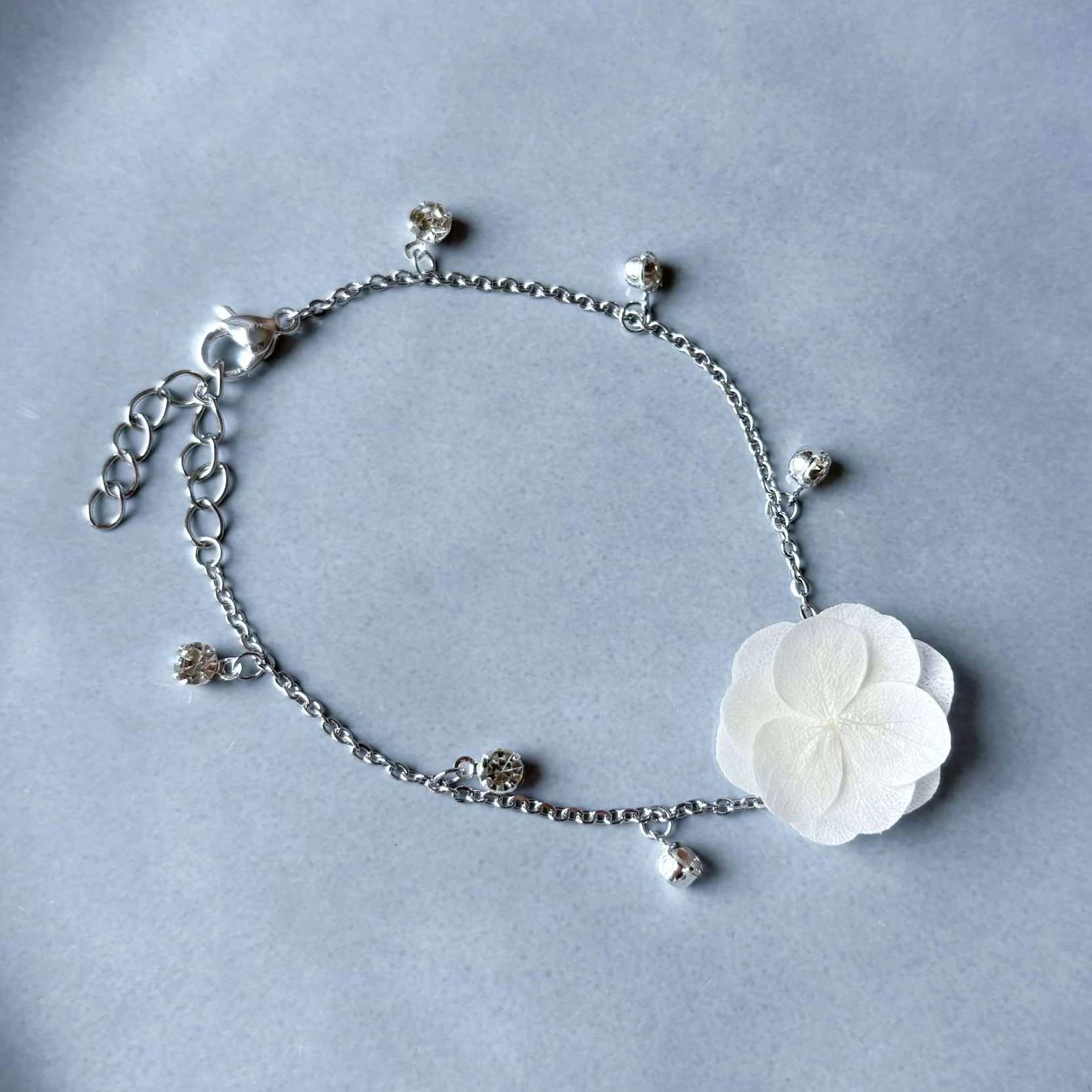 Bracelet mariage fleur romantique avec pétales stabilisés et perles fines