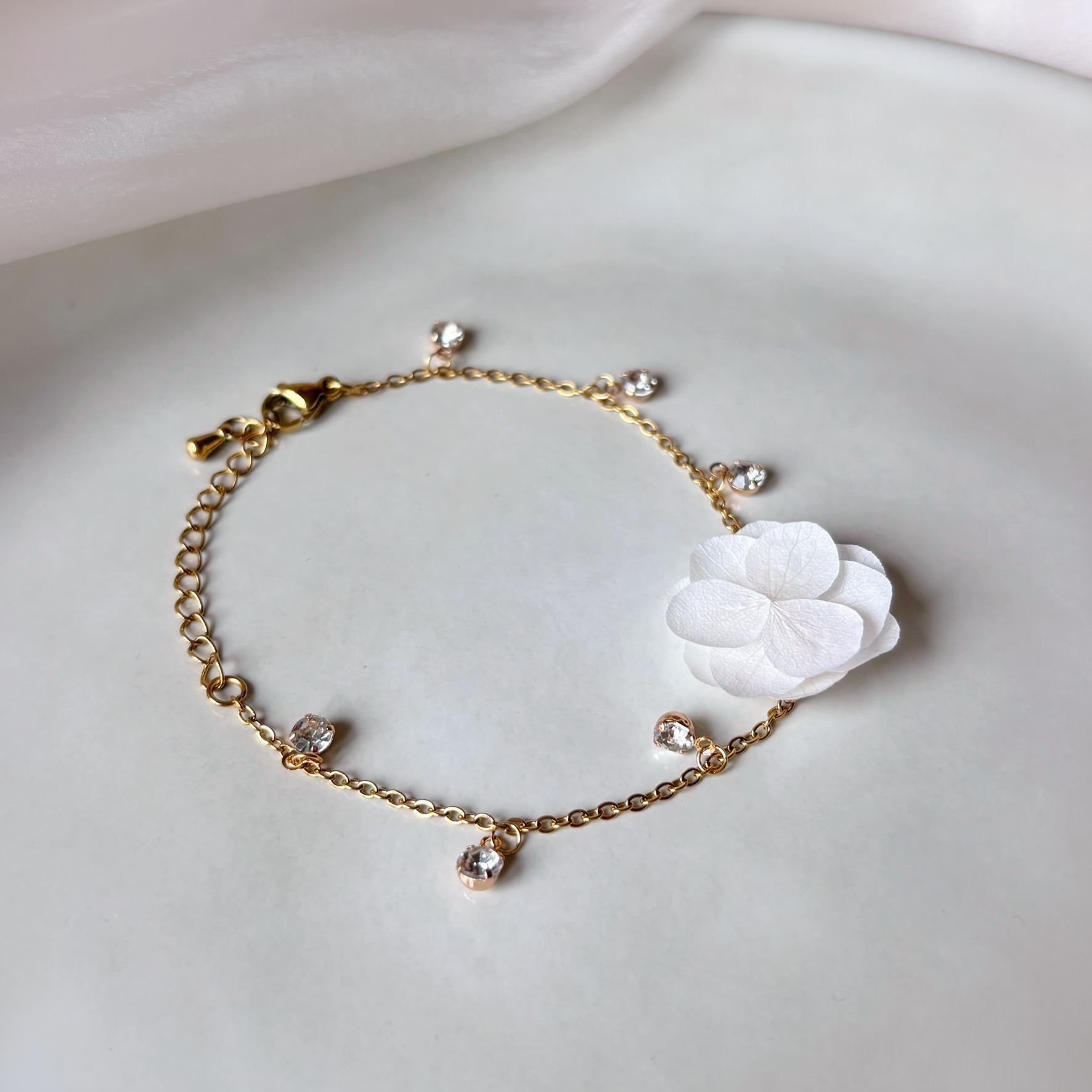 Bracelet artisanal mariage avec fleurs, perles et strass élégants