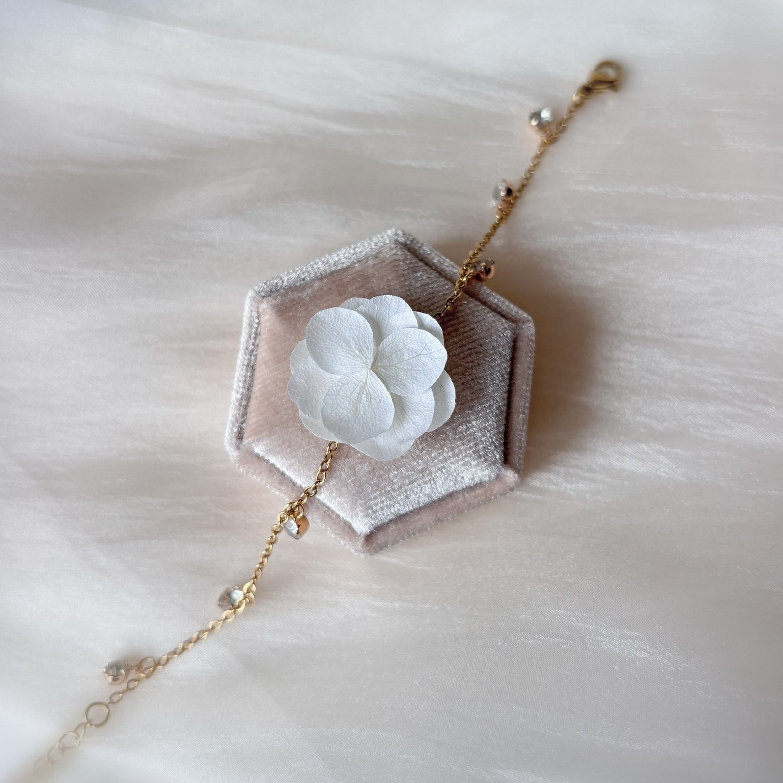 Bracelet mariage fleurs délicates avec finition perles et éclat de strass