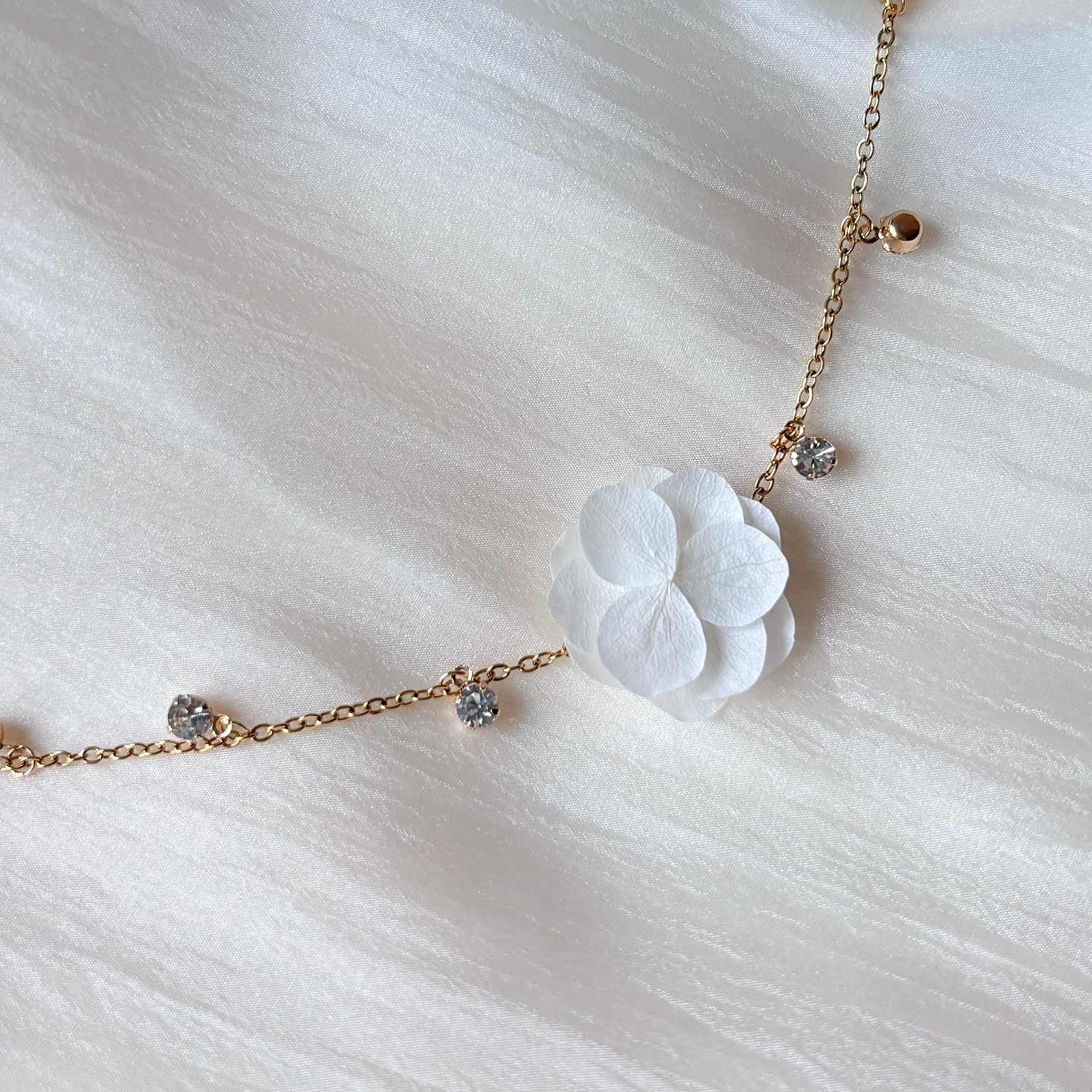 Parure bijoux mariée fleur incluant bracelet artisanal aux strass gracieux