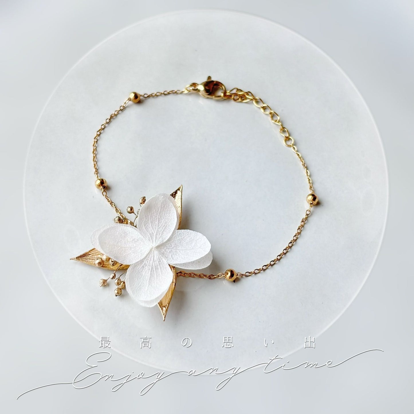Parure bijoux mariage fleur stabilisée et feuilles dorées, bracelet floral fait main.