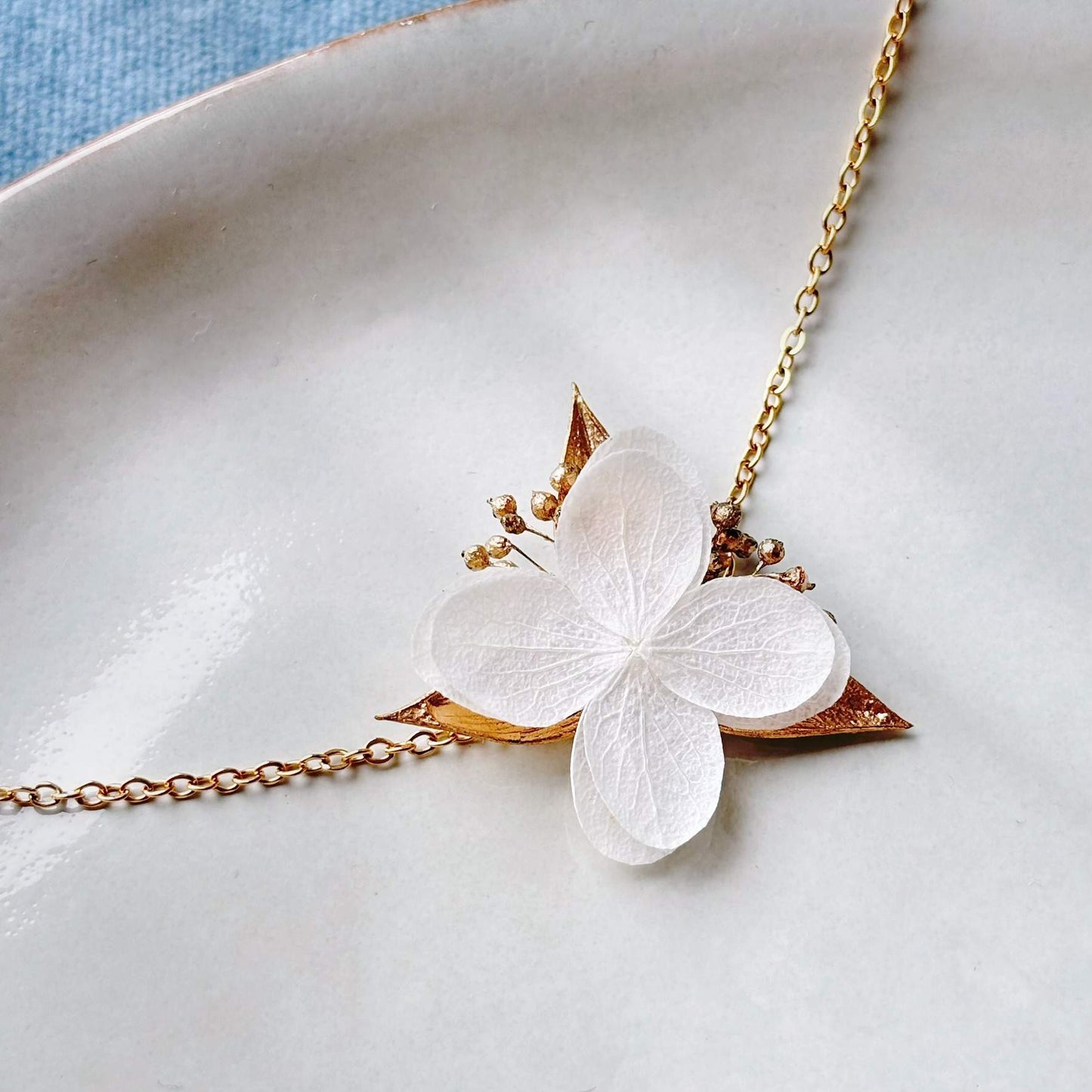 Bijou mariage fleur stabilisée et feuilles dorées, bracelet artisanal blanc et doré.