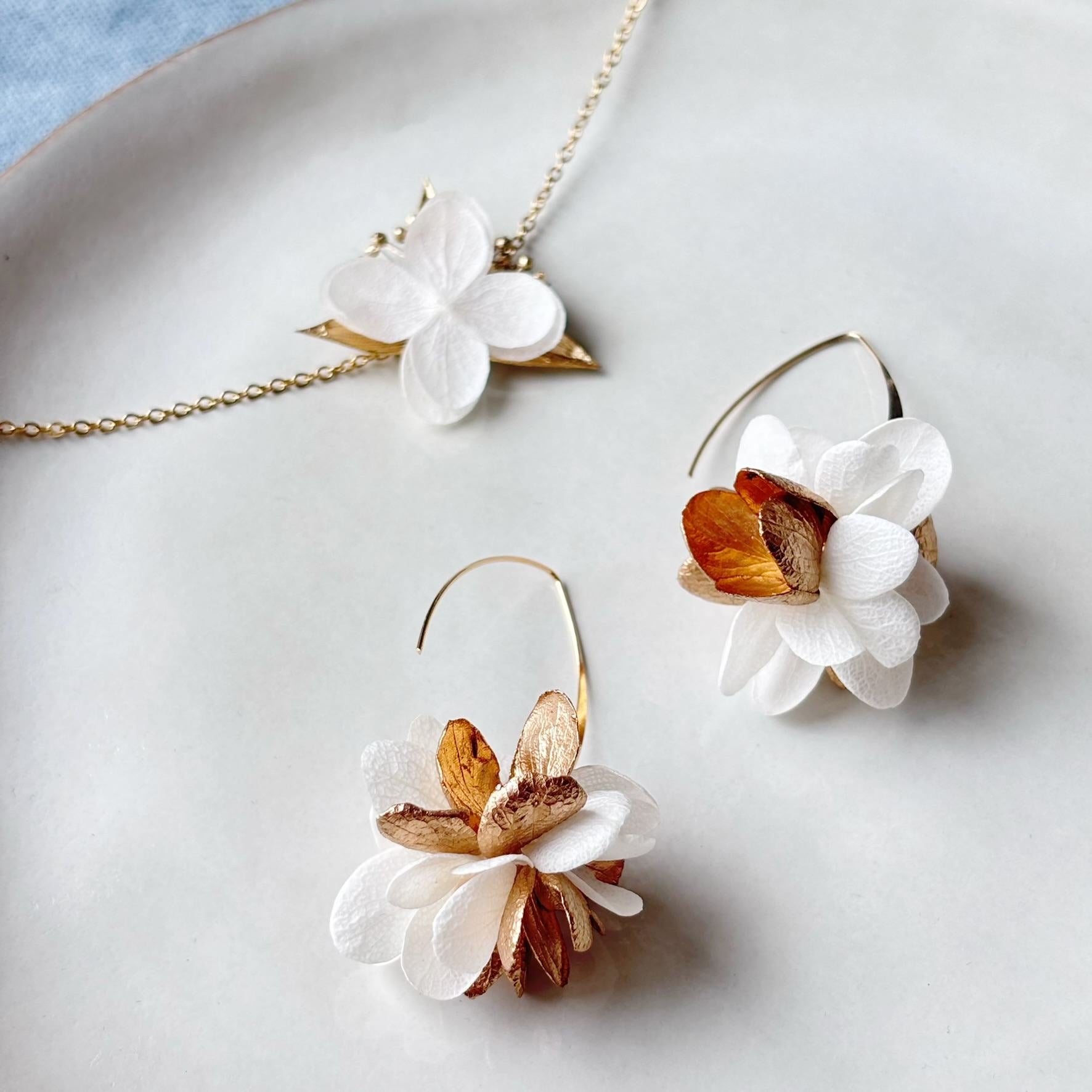 Bracelet de mariée en fleurs stabilisées et feuilles dorées, création fait main Hana&Alice.