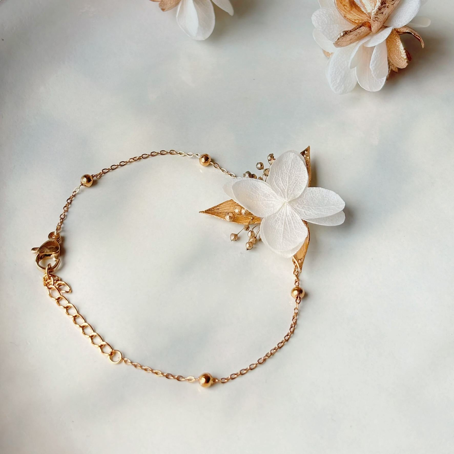 Parure mariage fleur stabilisée Hana&Alice, bracelet floral et feuilles dorées.