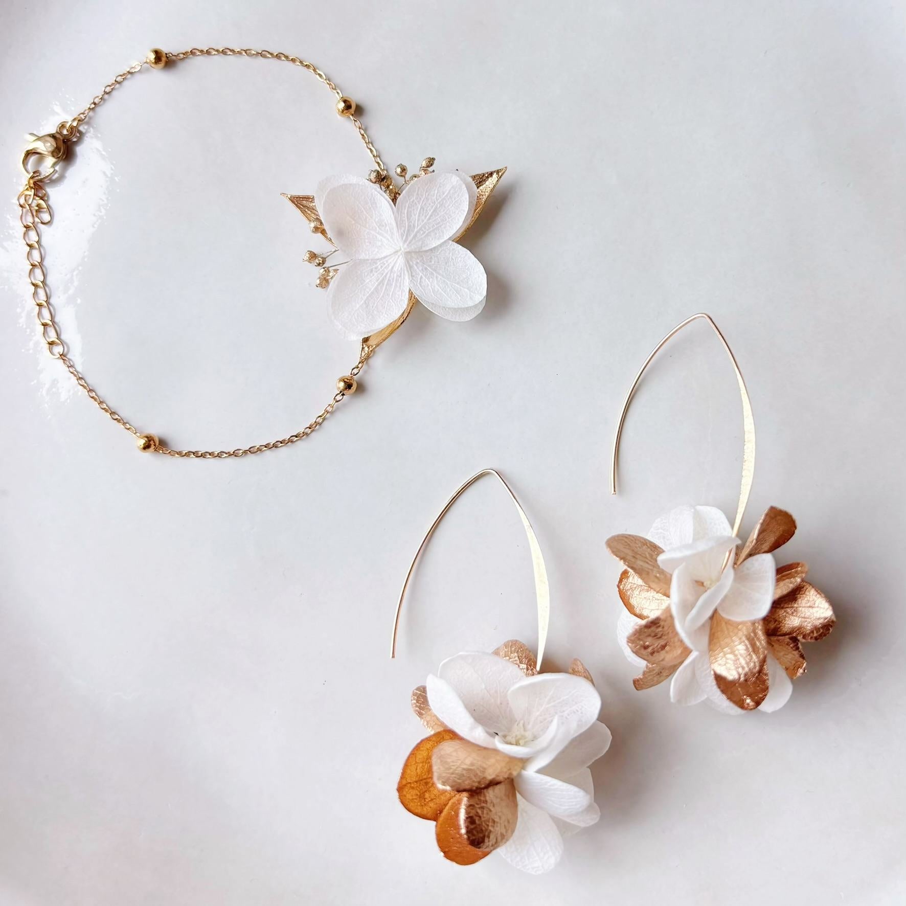 Bijou fait main Hana&Alice, bracelet mariage fleurs stabilisées et feuilles dorées naturelles.