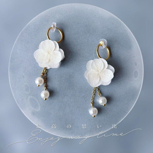 Boucles d’oreilles à clips mariage fleurs stabilisées blanches – parure bijoux mariage chic