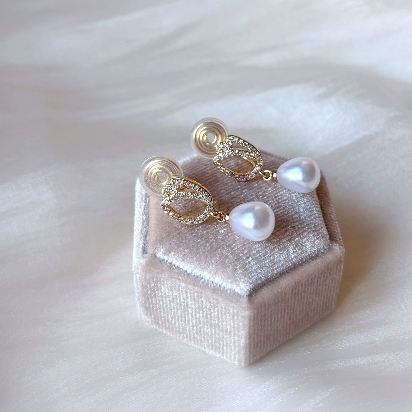 Accessoire mariage clips chic : tulipe dorée et perle goutte pour look raffiné.