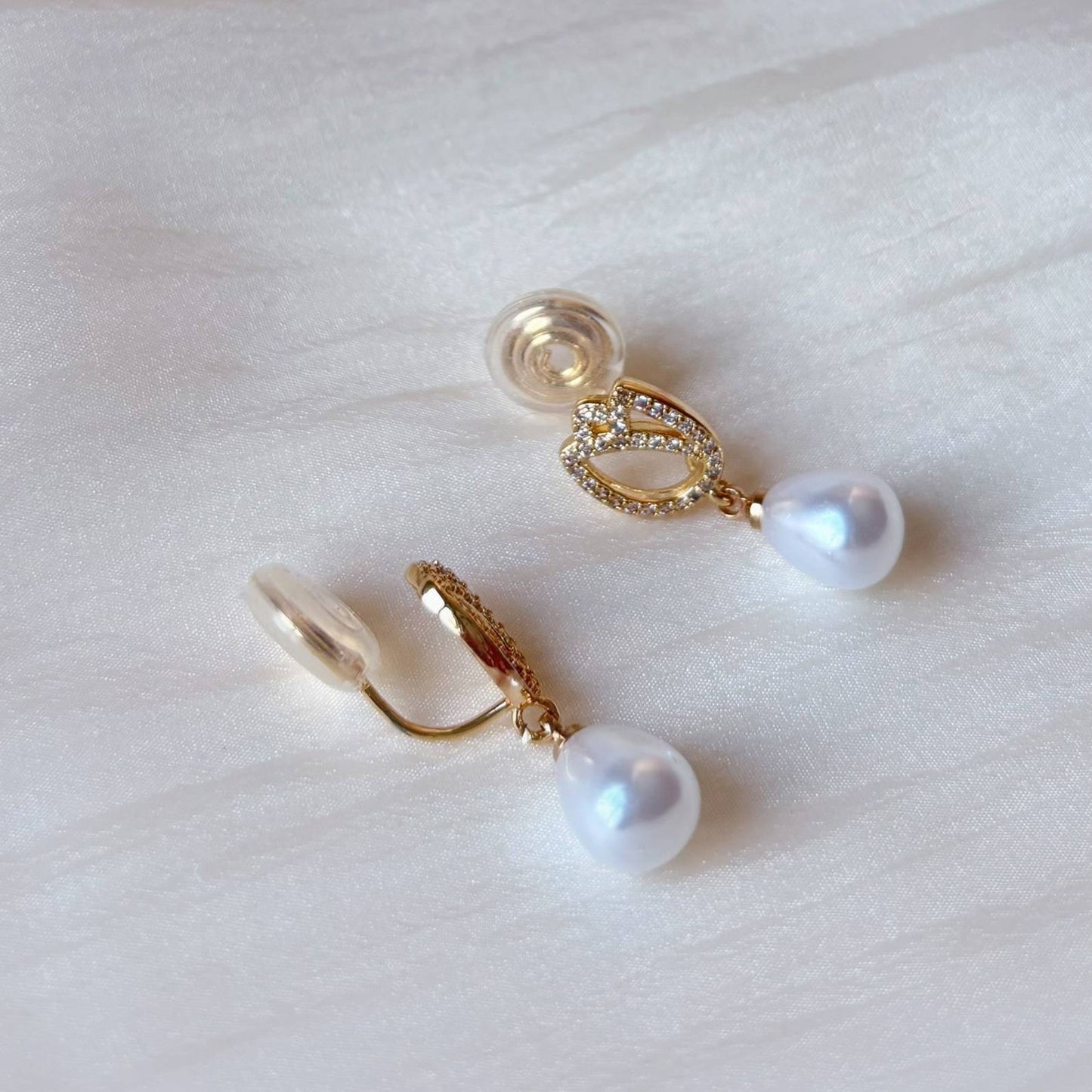 Boucles d’oreilles sans perçage mariage perle avec tulipe dorée et zircon lumineux.