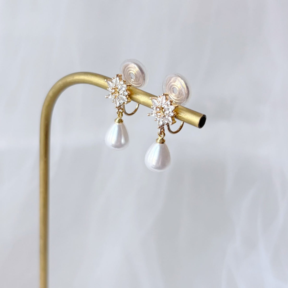Boucles d’oreilles fleuries élégantes avec zircons et perle en forme de goutte