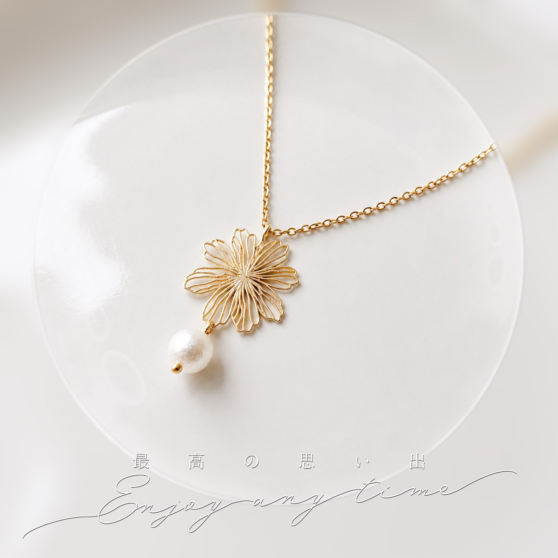 Parure mariage composée d’un collier et de boucles d’oreilles fleur dorée ajourée avec perle texturée lumineuse