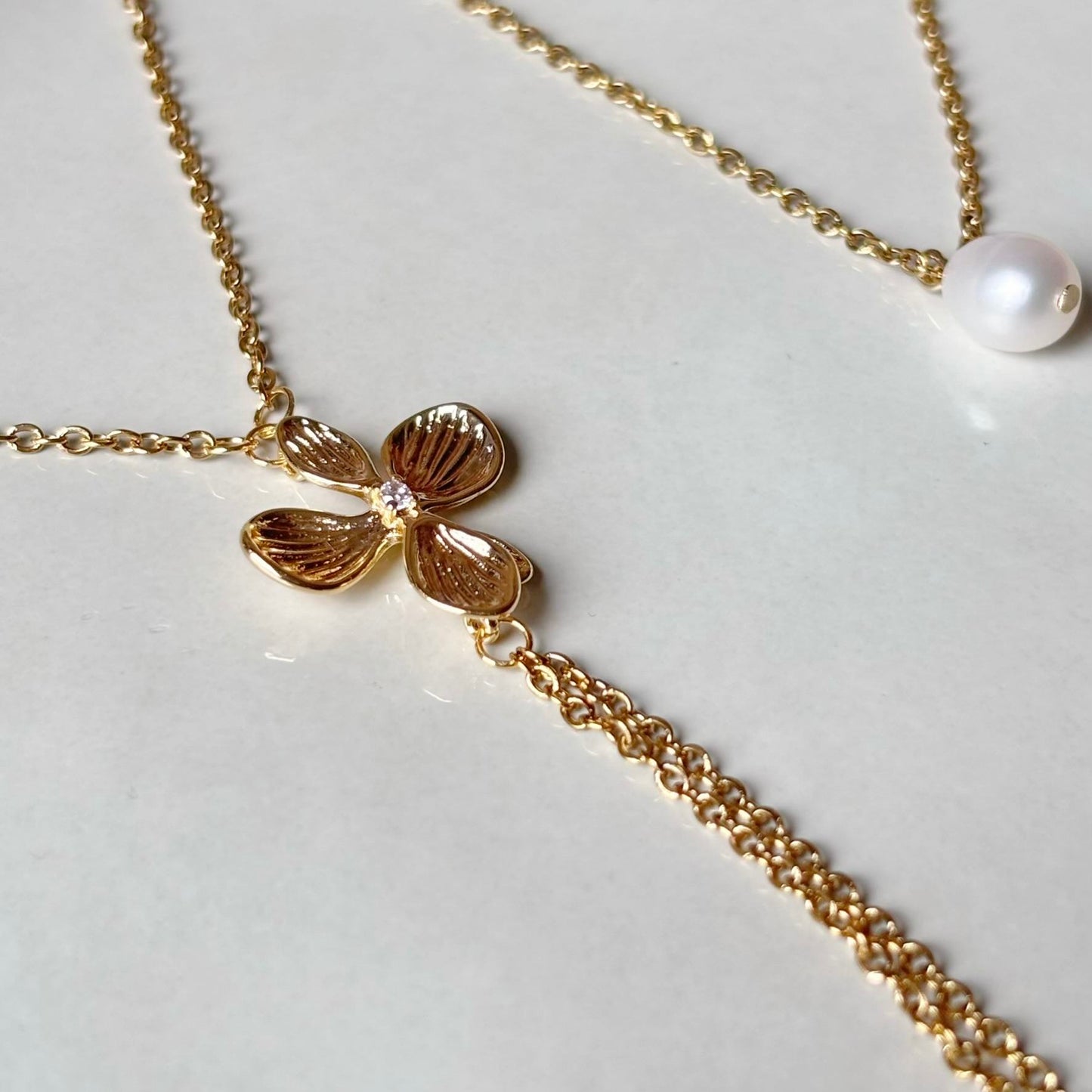 Bijou de dos mariée raffiné, fleur dorée et zircon étincelant, création artisanale.