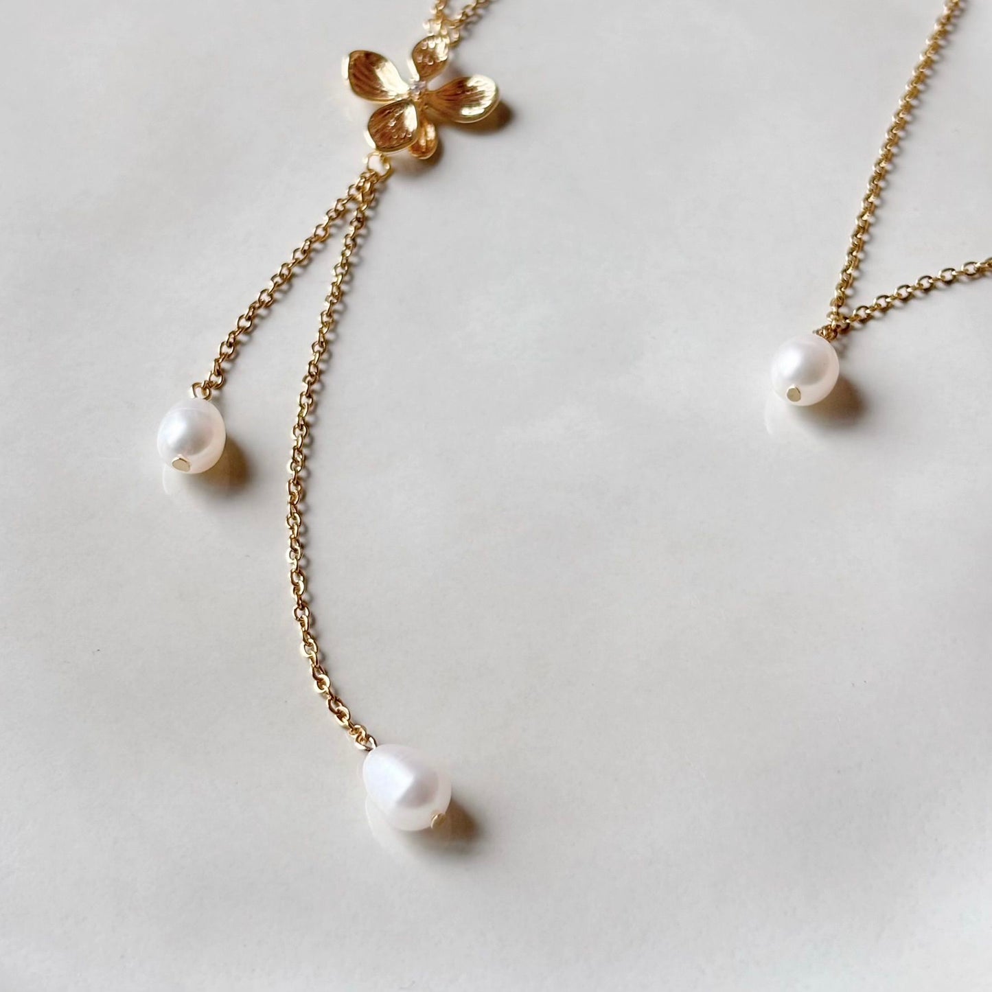 Collier mariage fleur dorée et perles, accessoire bohème chic Hana&Alice.