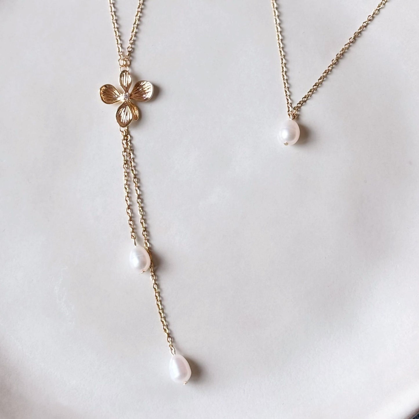 Collier de dos bohème chic Hana&Alice, fleur dorée et perles naturelles.