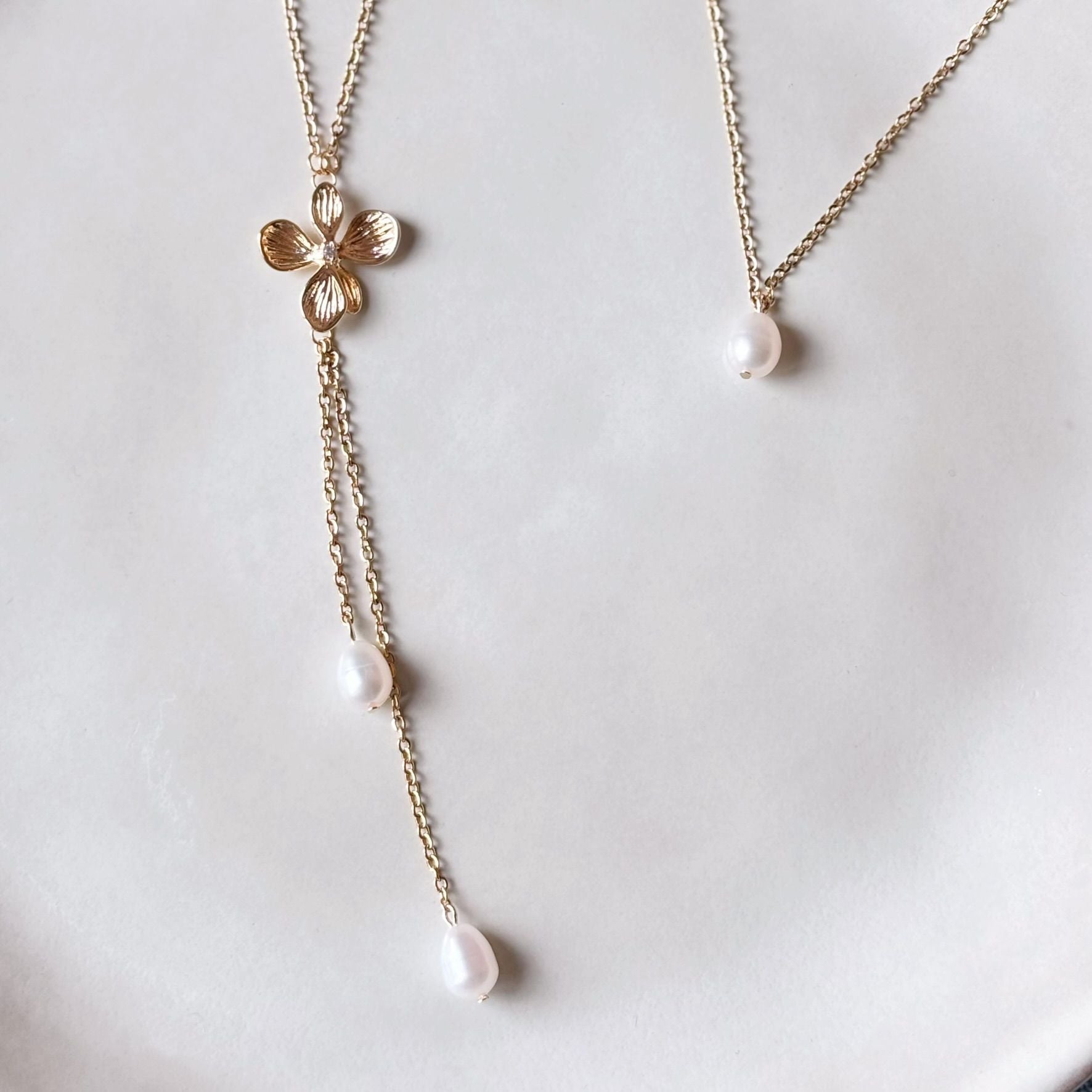 Collier de dos bohème chic Hana&Alice, fleur dorée et perles naturelles.