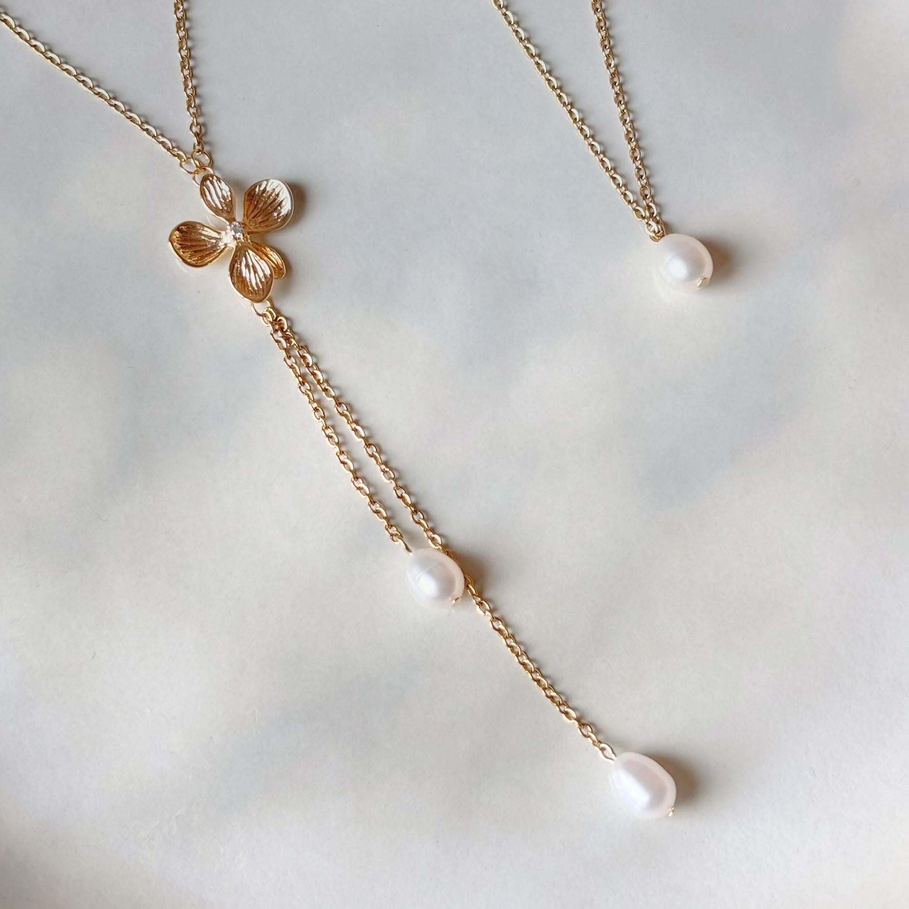 Collier mariée raffiné en doré, orné d’un zircon et de perles d’eau douce.