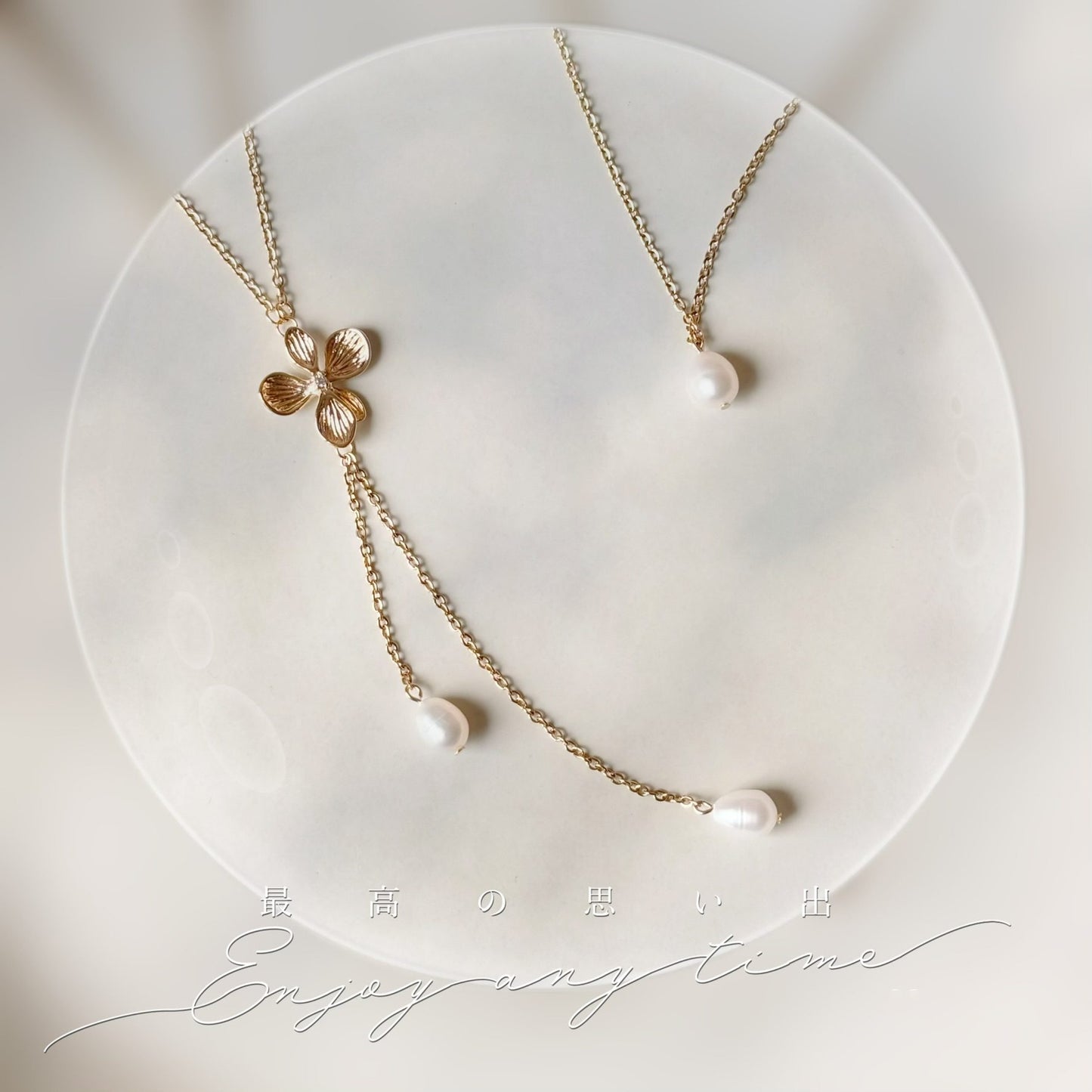 Collier de dos mariage doré avec fleur et perles d’eau douce naturelles Hana&Alice.