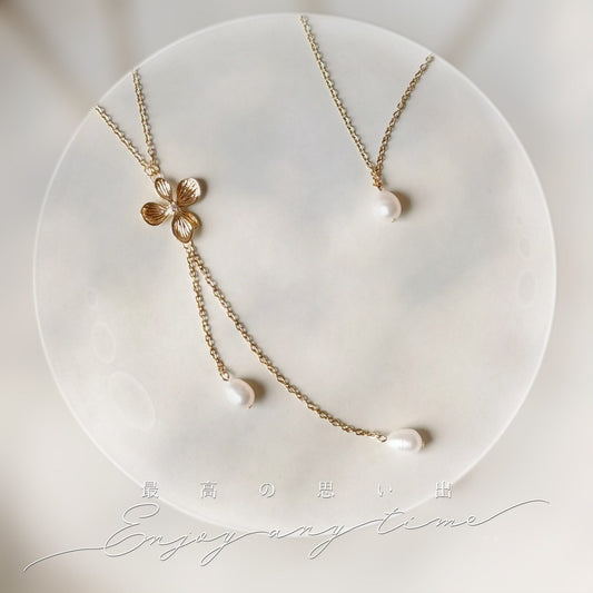 Collier de dos mariage doré avec fleur et perles d’eau douce naturelles Hana&Alice.