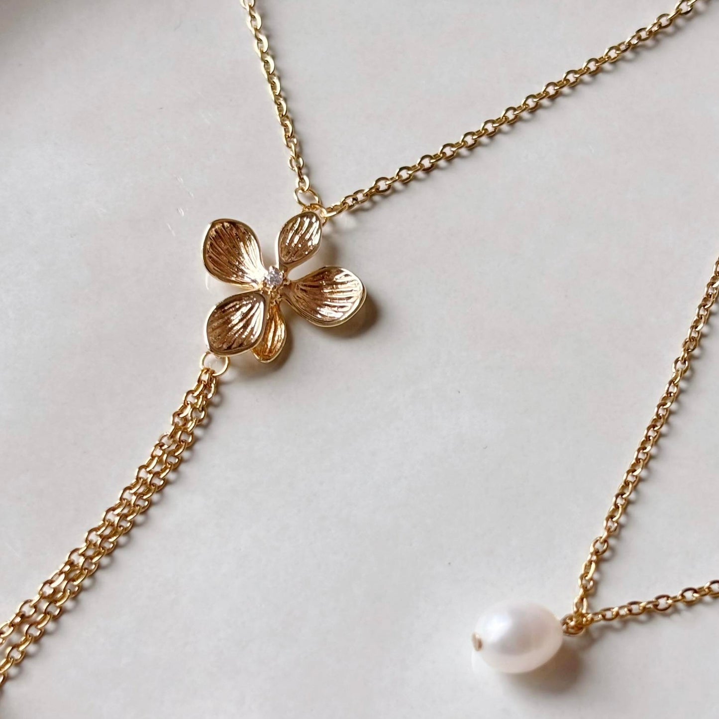 Bijou mariage doré avec perles d’eau douce et fleur élégante, fait main.