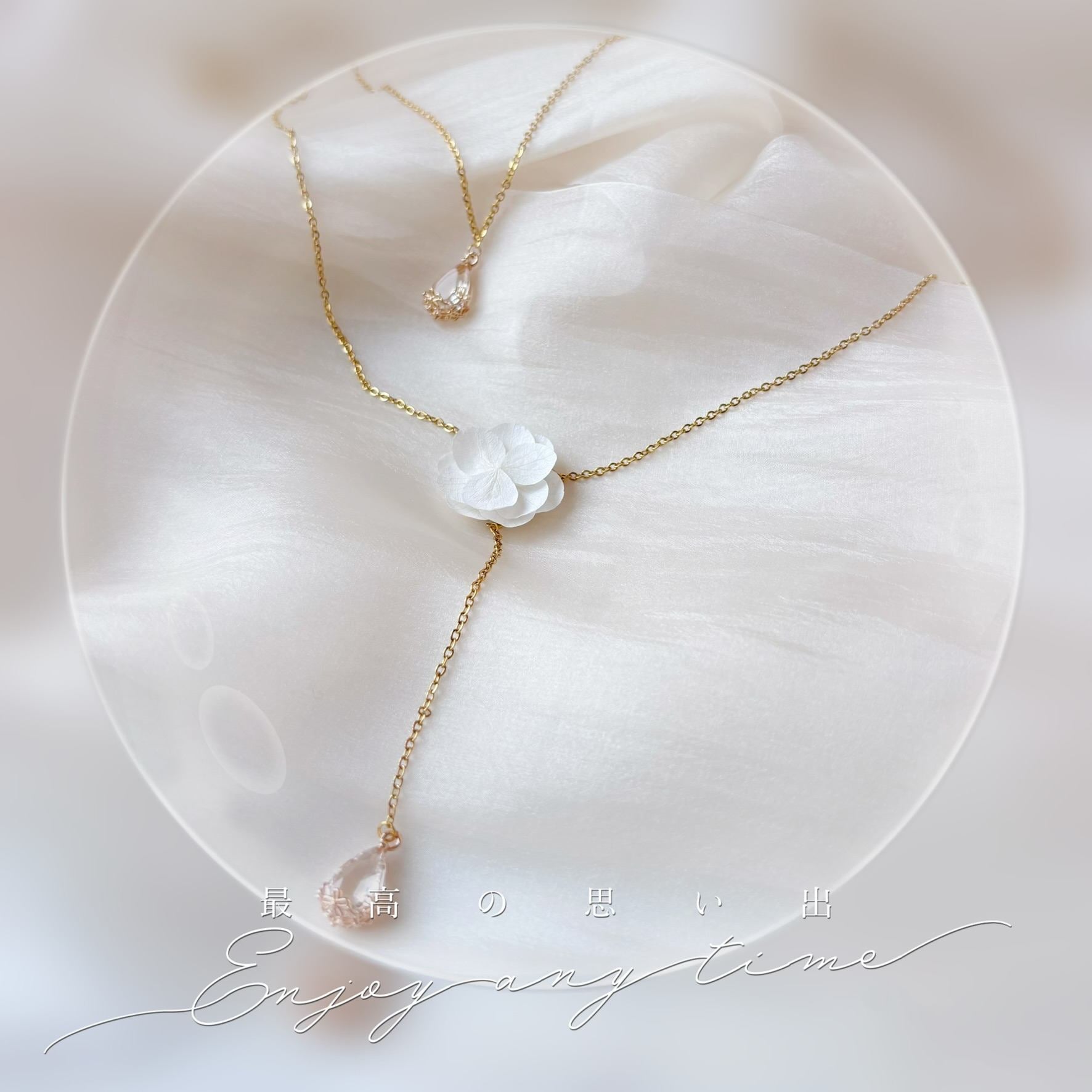 Collier mariage fleur et perle, accessoire poétique Hana&Alice pour sublimer une robe dos nu.