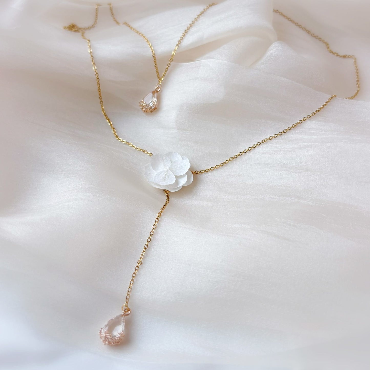 Bijou mariage fait main avec fleurs stabilisées et perles scintillantes, collier de dos élégant Hana&Alice.