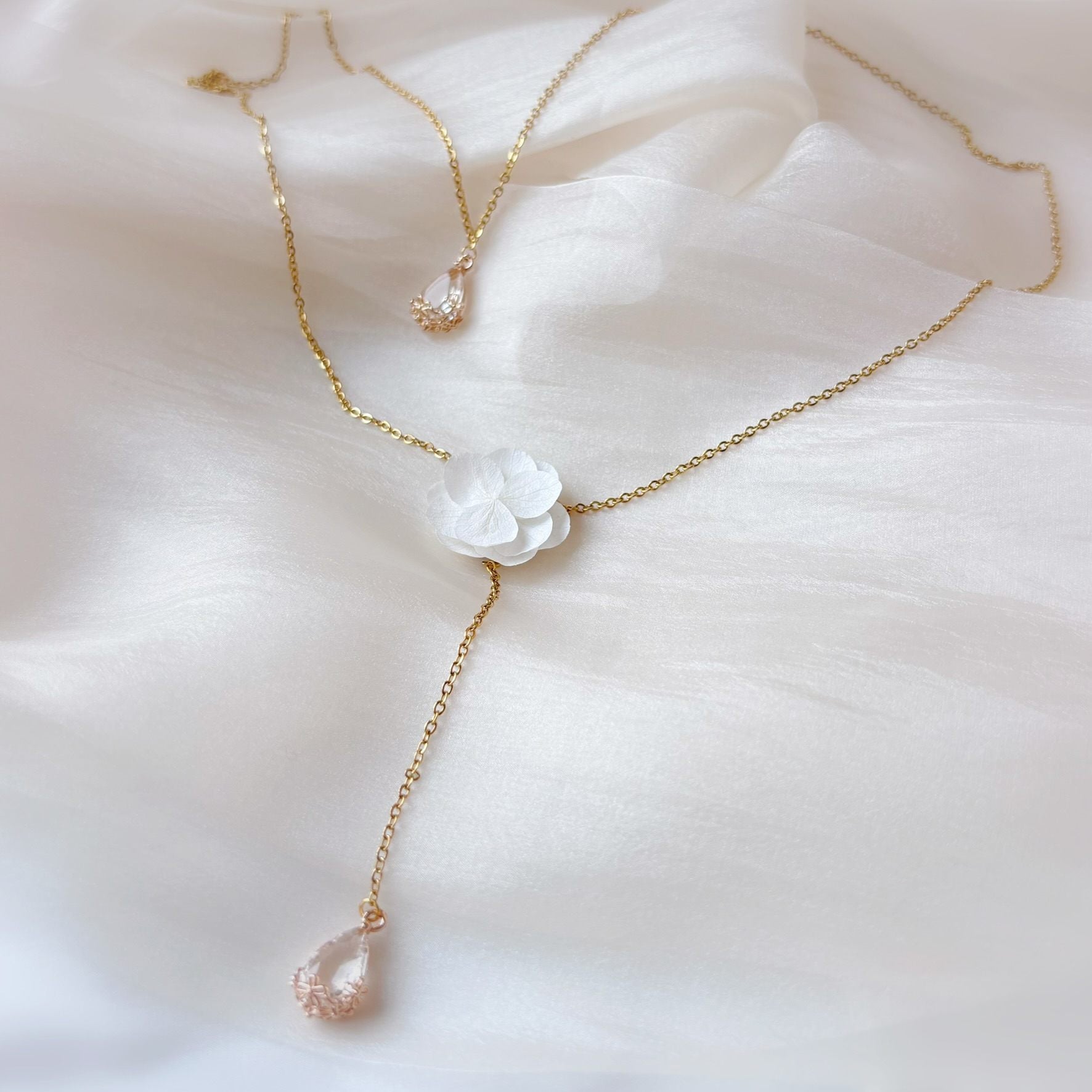 Bijou mariage fait main avec fleurs stabilisées et perles scintillantes, collier de dos élégant Hana&Alice.