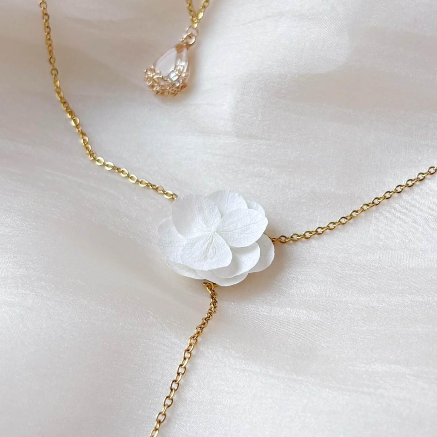 Collier mariage fleur et perle de verre, bijou poétique fait main pour dos nu.