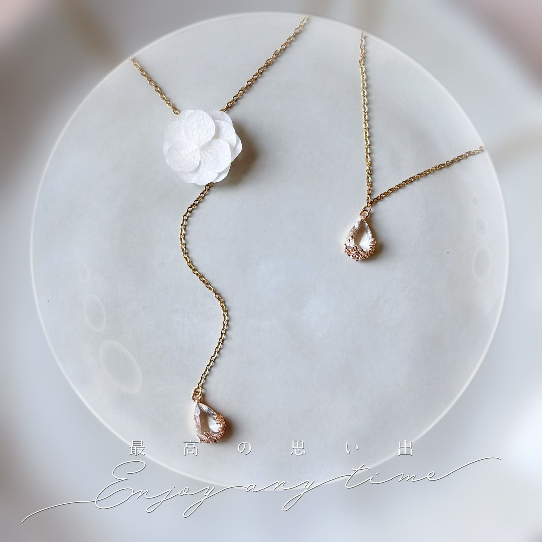 Collier mariage fleur en cristal et perle de verre, bijou romantique pour robe dos nu.