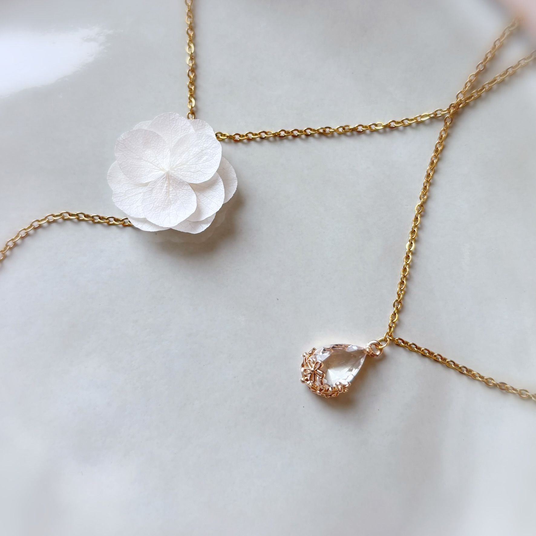 Collier de mariée fleuri, orné de perles et cristaux, création en fleurs stabilisées par Hana&Alice.