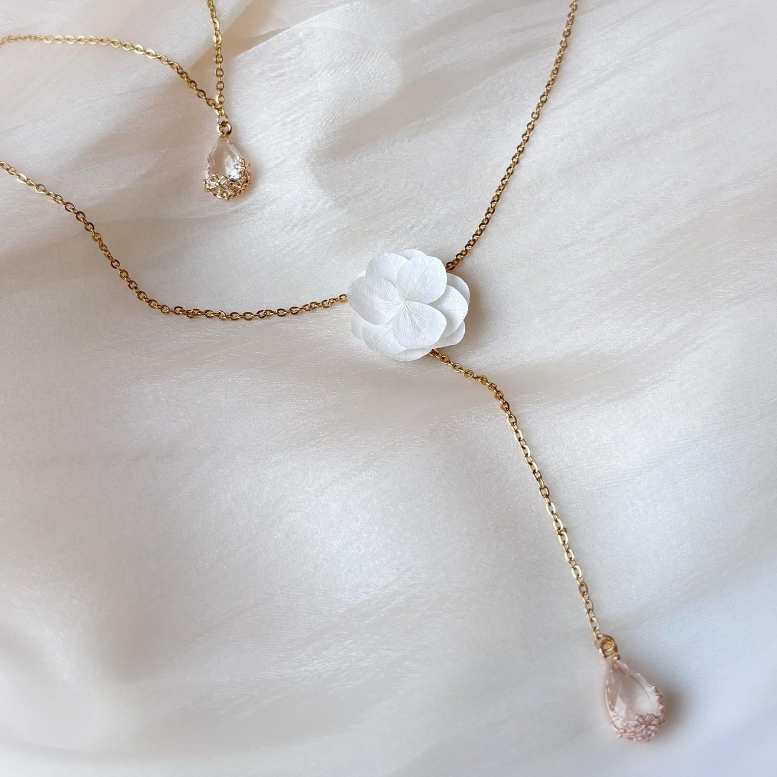 Collier mariage fleur et cristal, bijou de dos pour robe ouverte, création florale Hana&Alice.