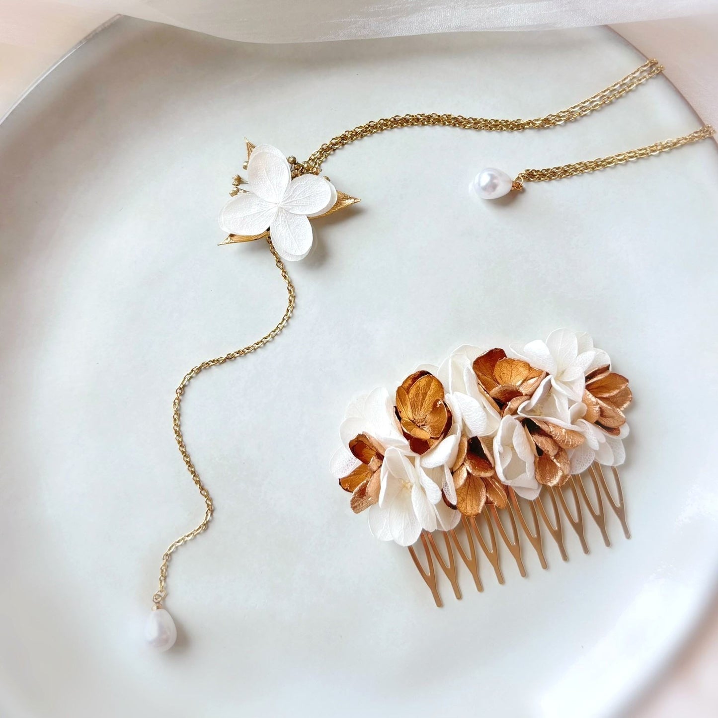 Collier de dos mariage bohème en fleurs blanches et feuilles dorées