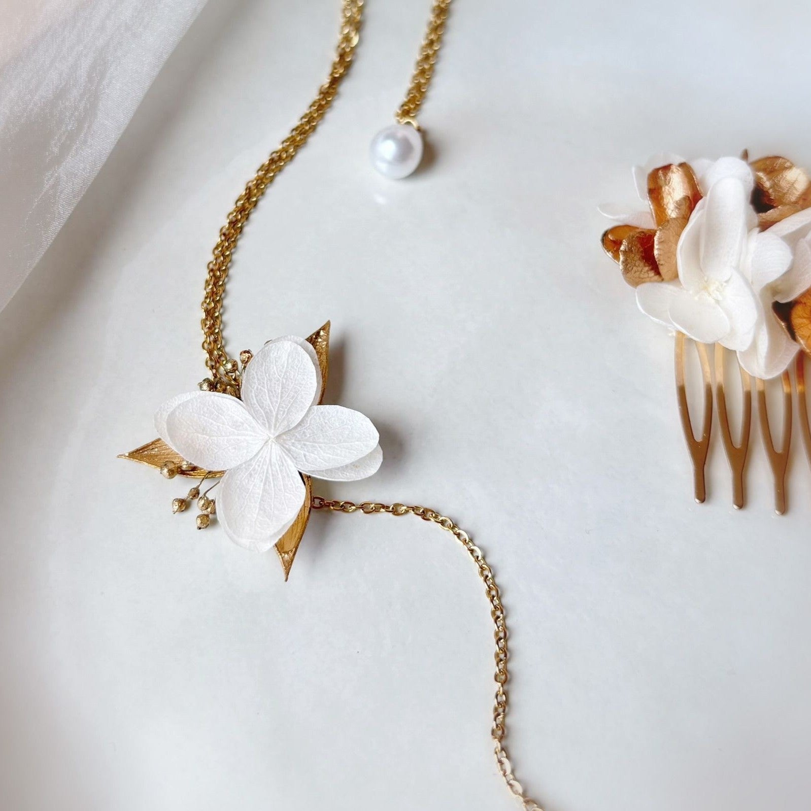 Bijoux mariage faits main pour mariée, collier de dos fleuri et poétique