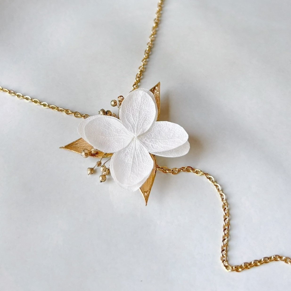 Bijoux mariage fleuris faits main, parfaits pour une mariée romantique