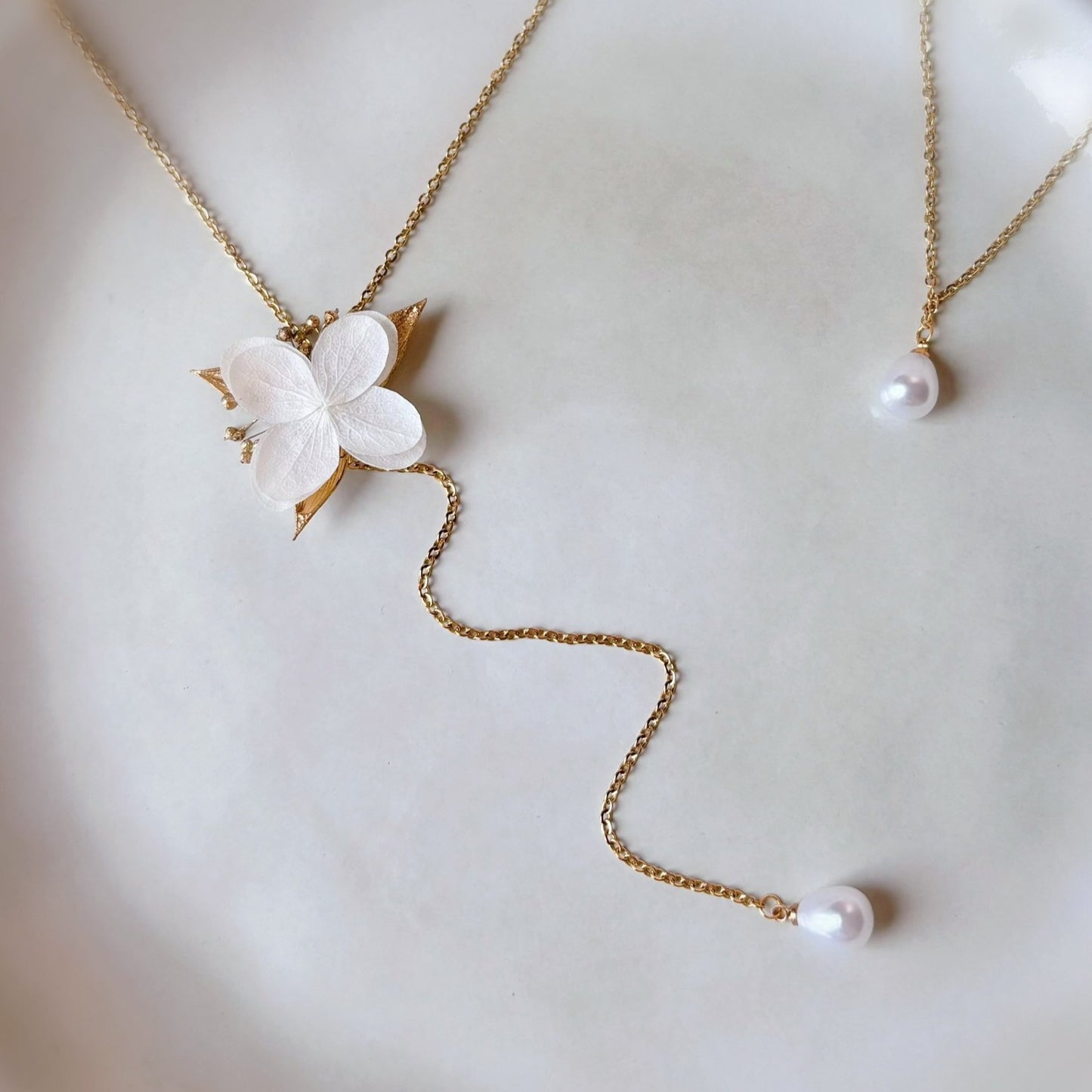 Accessoire mariage raffiné Hana&Alice, bijou de dos en fleurs stabilisées