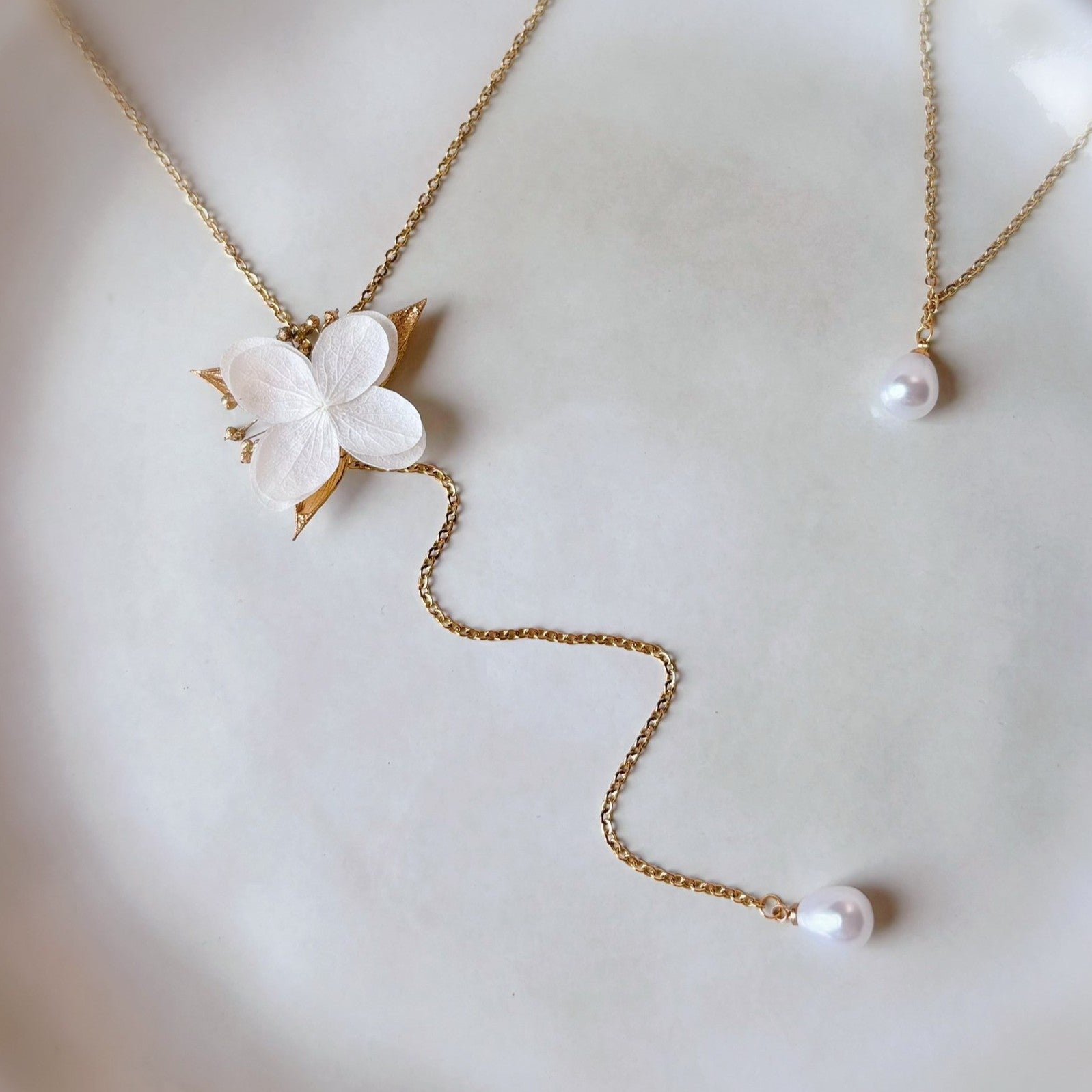 Accessoire mariage raffiné Hana&Alice, bijou de dos en fleurs stabilisées