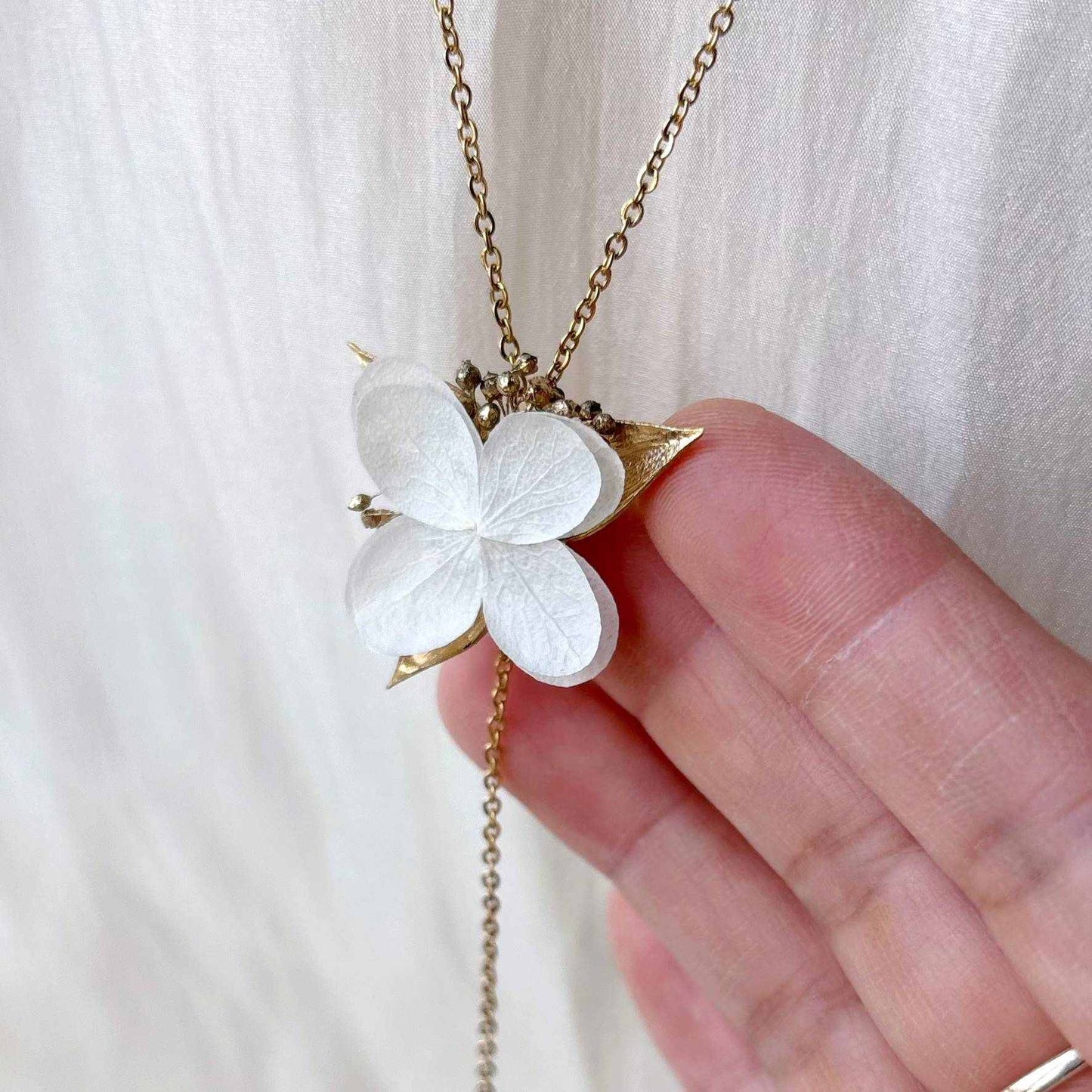 Parure de bijoux mariage avec collier de dos et perles naturelles