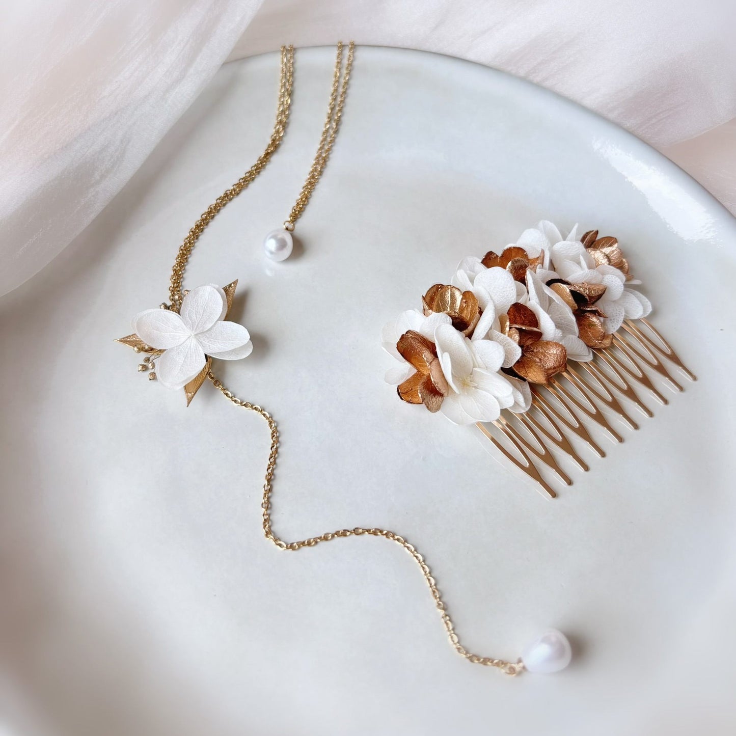 Création artisanale Hana&Alice, collier de dos mariage élégant et naturel